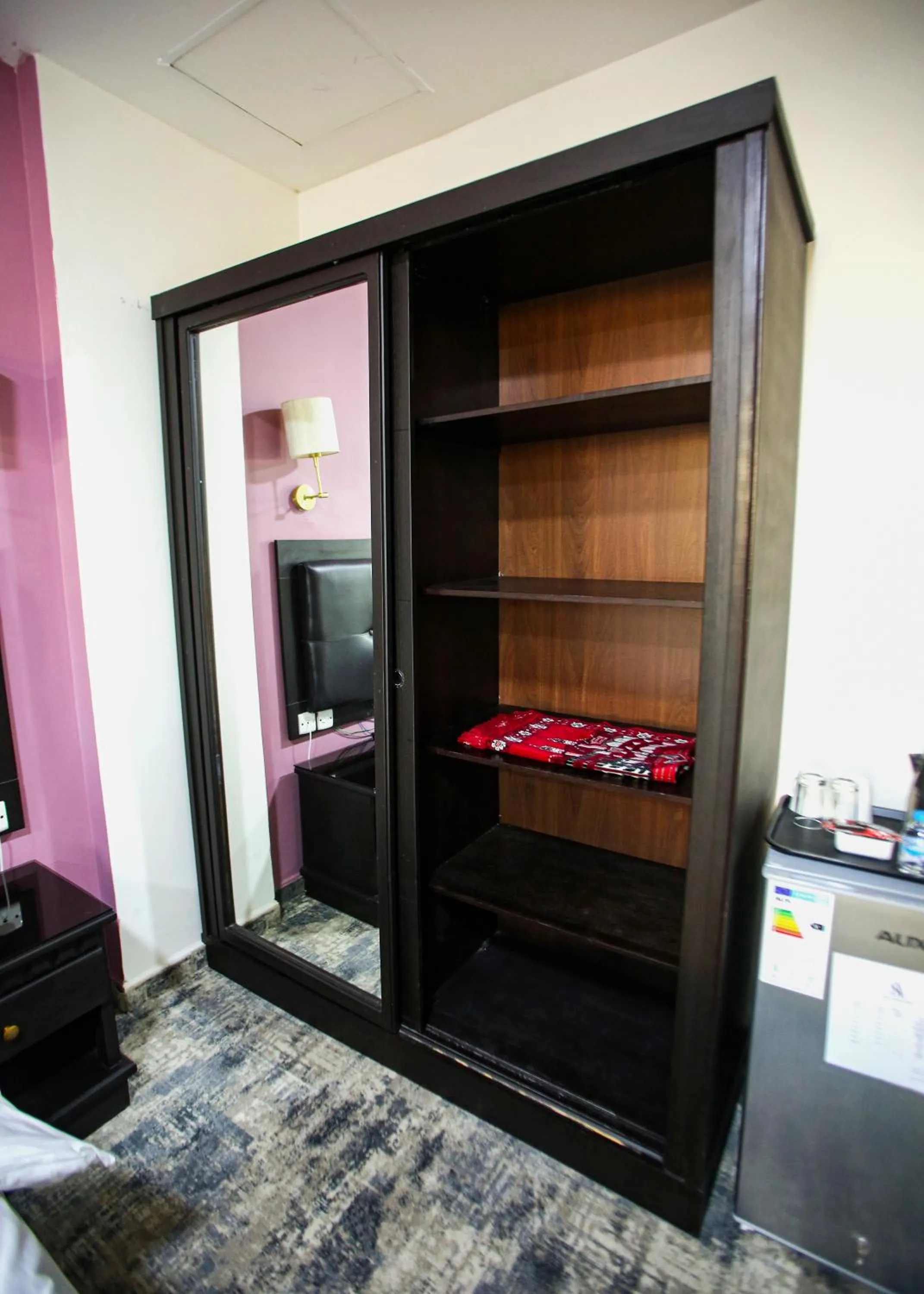 Photo of the whole room, Bed in Seraj Amman Hotel