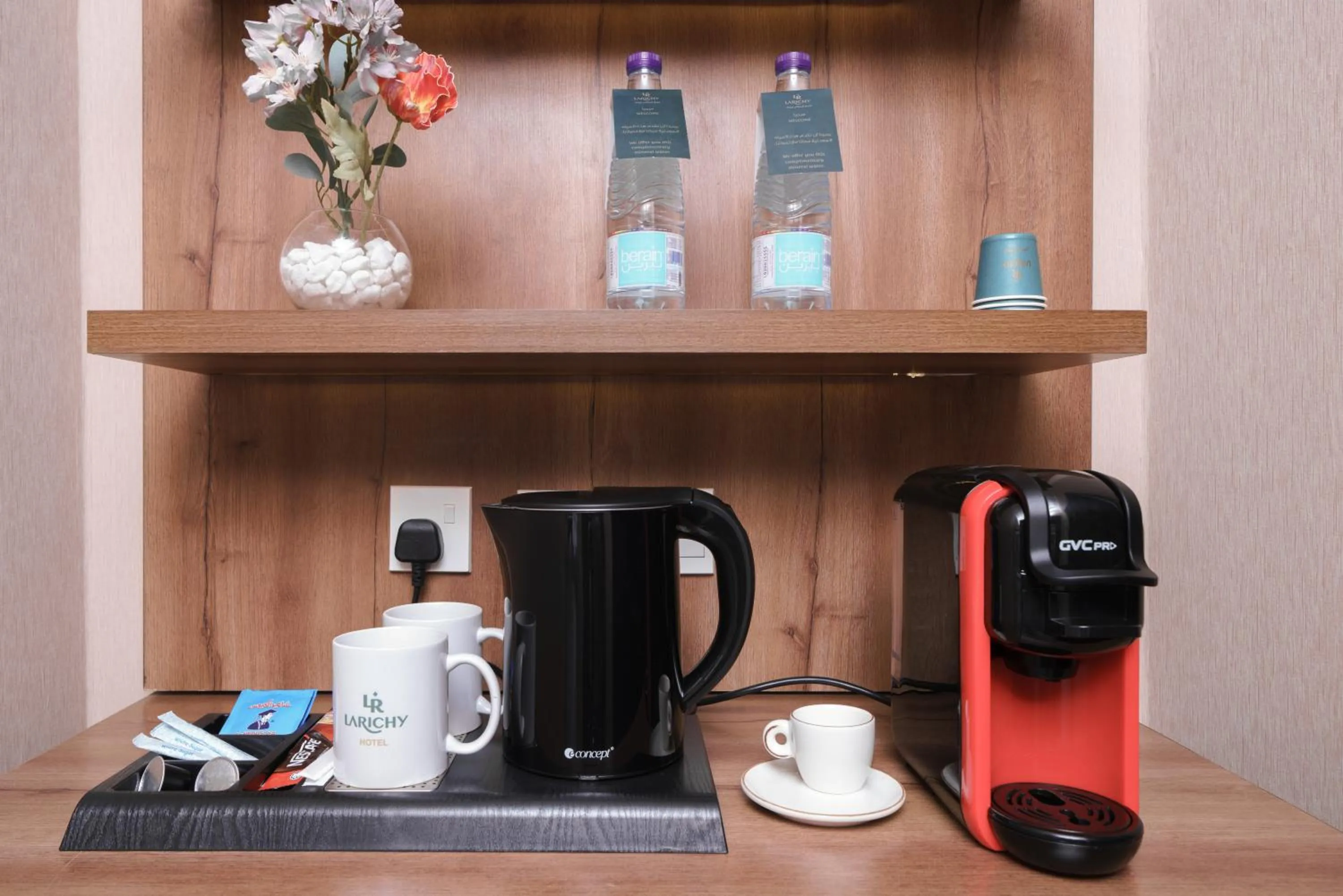 Coffee/tea facilities in Larichy Hotel Tabuk