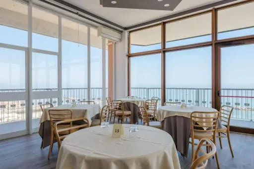 Restaurant/places to eat in Diplomat Marine