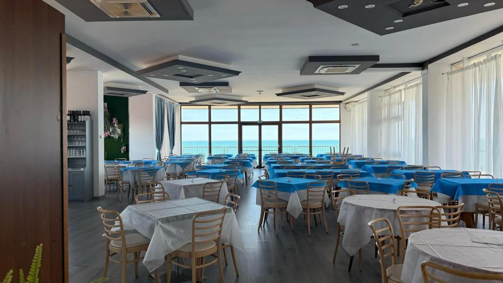 Restaurant/places to eat in Diplomat Marine