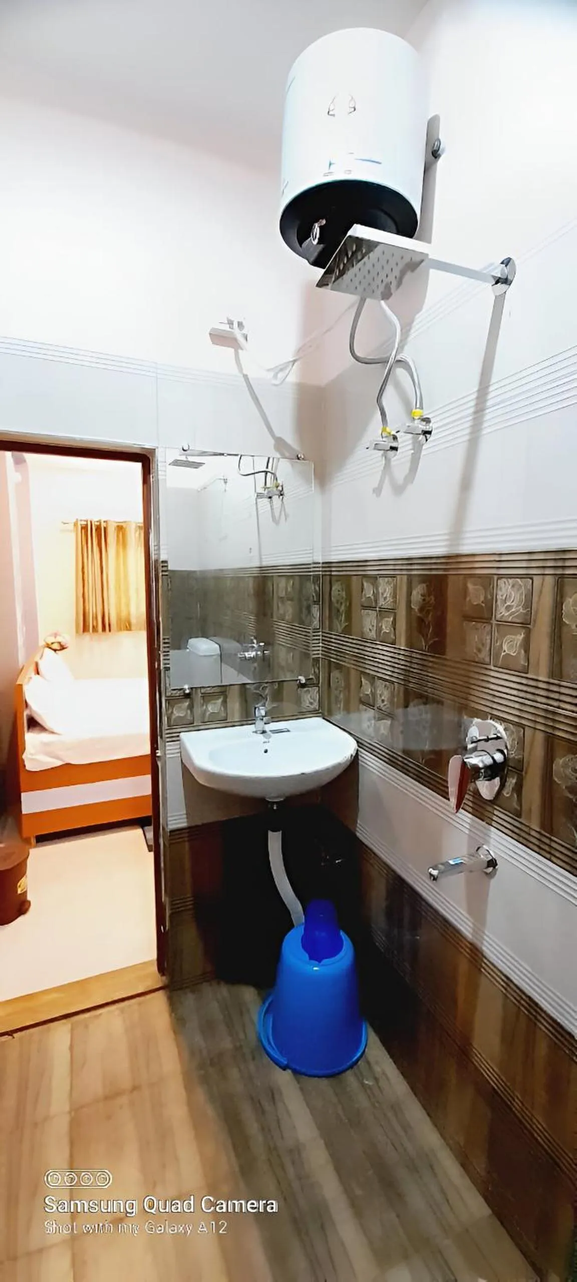 Shower in Shiv Niketan Guest House 200mtr from Shri Ram mandir