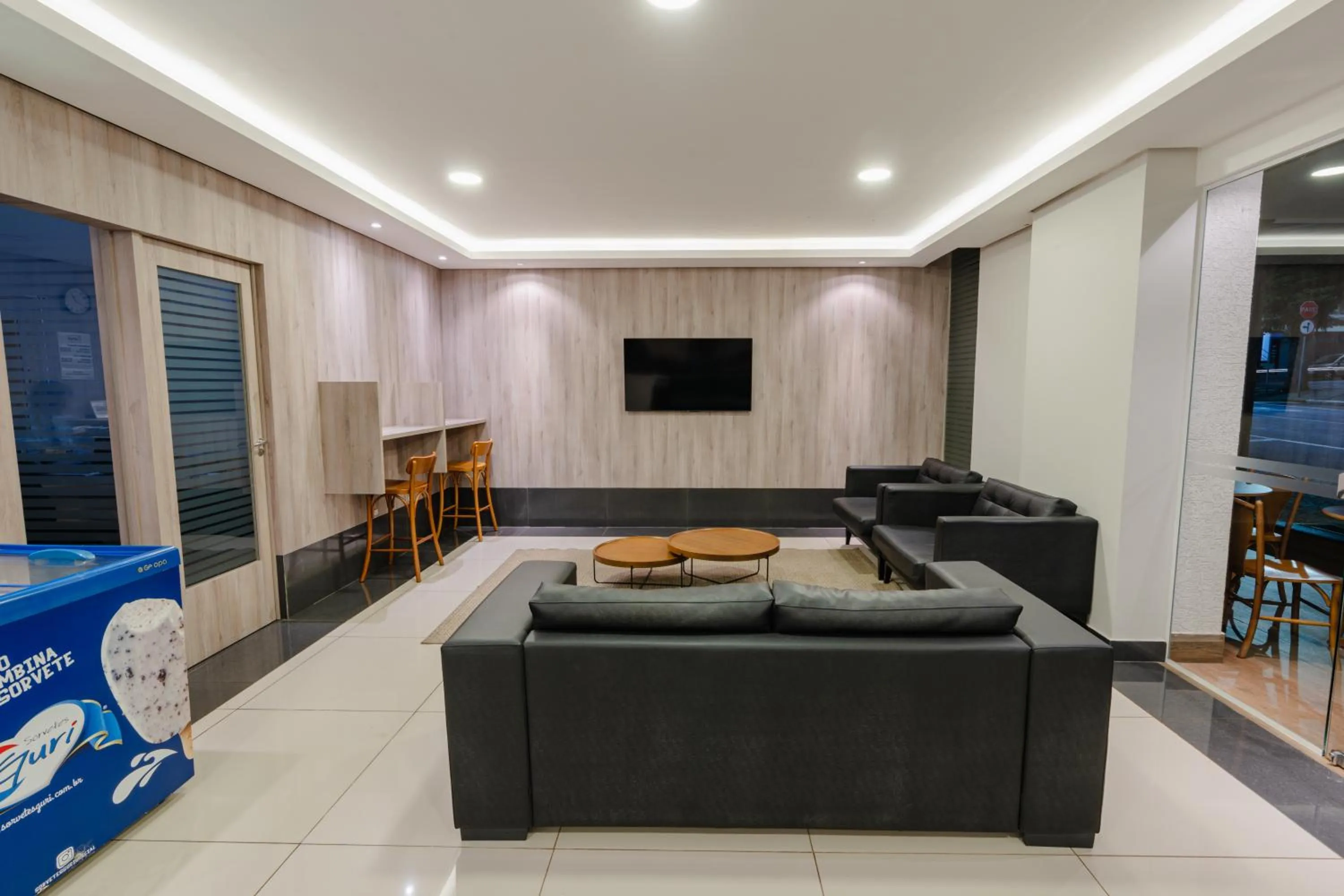 Communal lounge/ TV room in Hotel Caiuá Express Umuarama