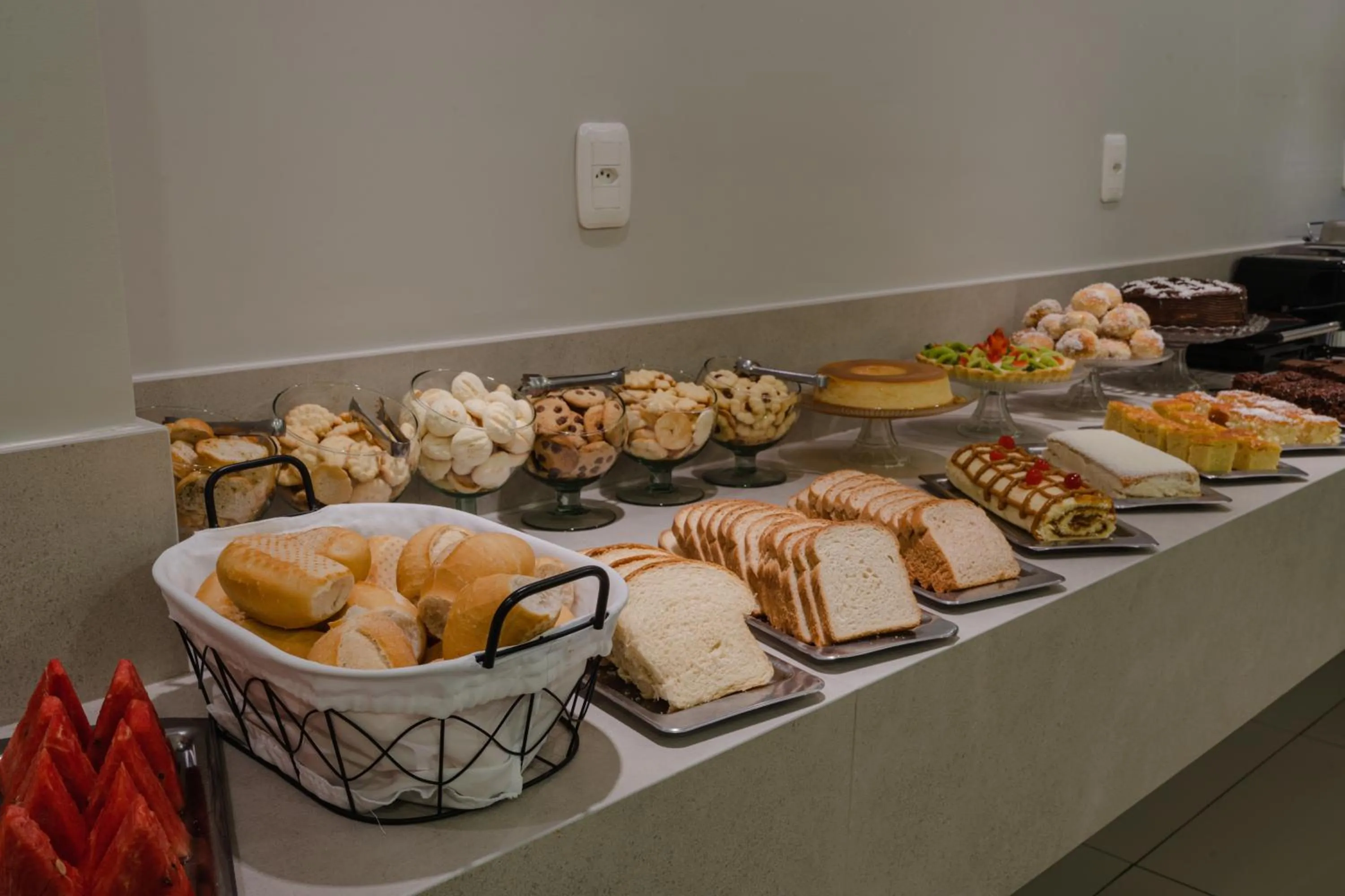Buffet breakfast in Hotel Caiuá Express Umuarama