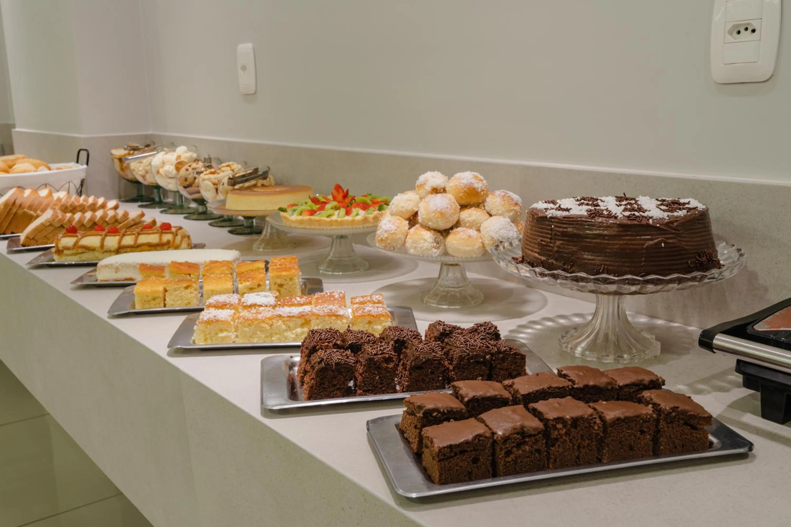 Buffet breakfast in Hotel Caiuá Express Umuarama