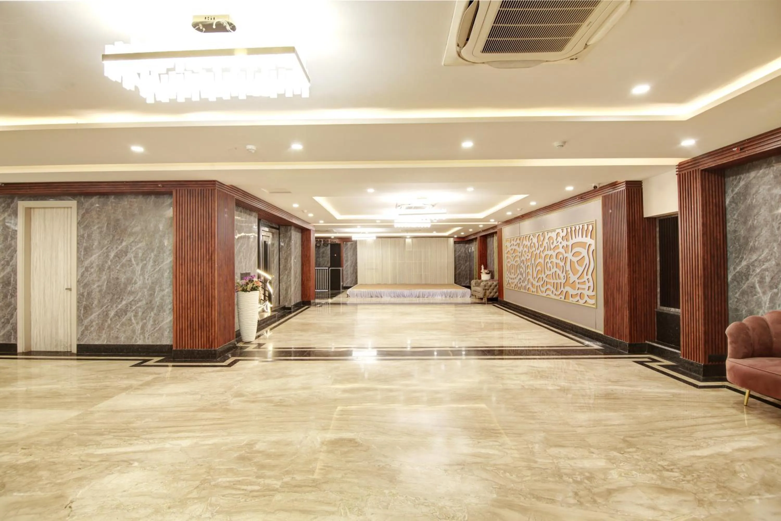Property building in Hotel 91 Millennium Huda