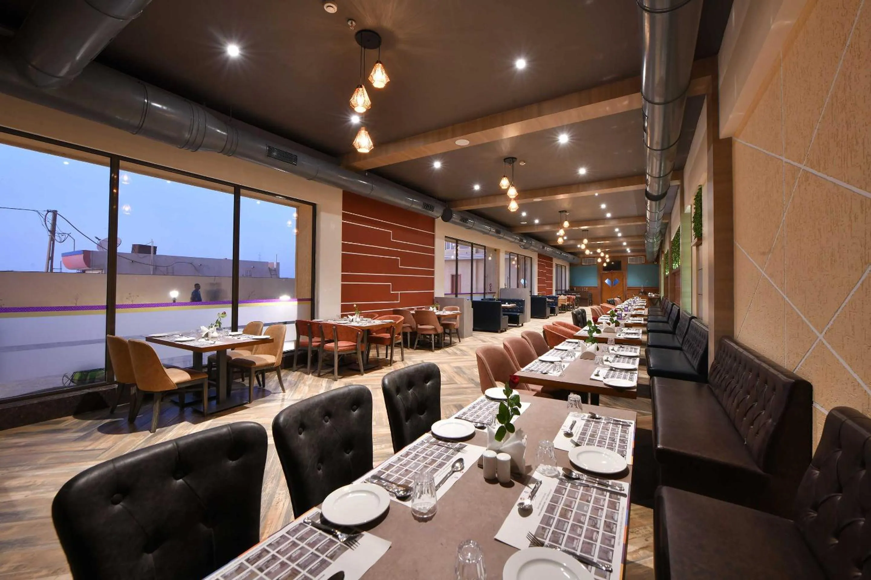 Restaurant/places to eat in Clubhouse Hotel by CheckIn Morbi