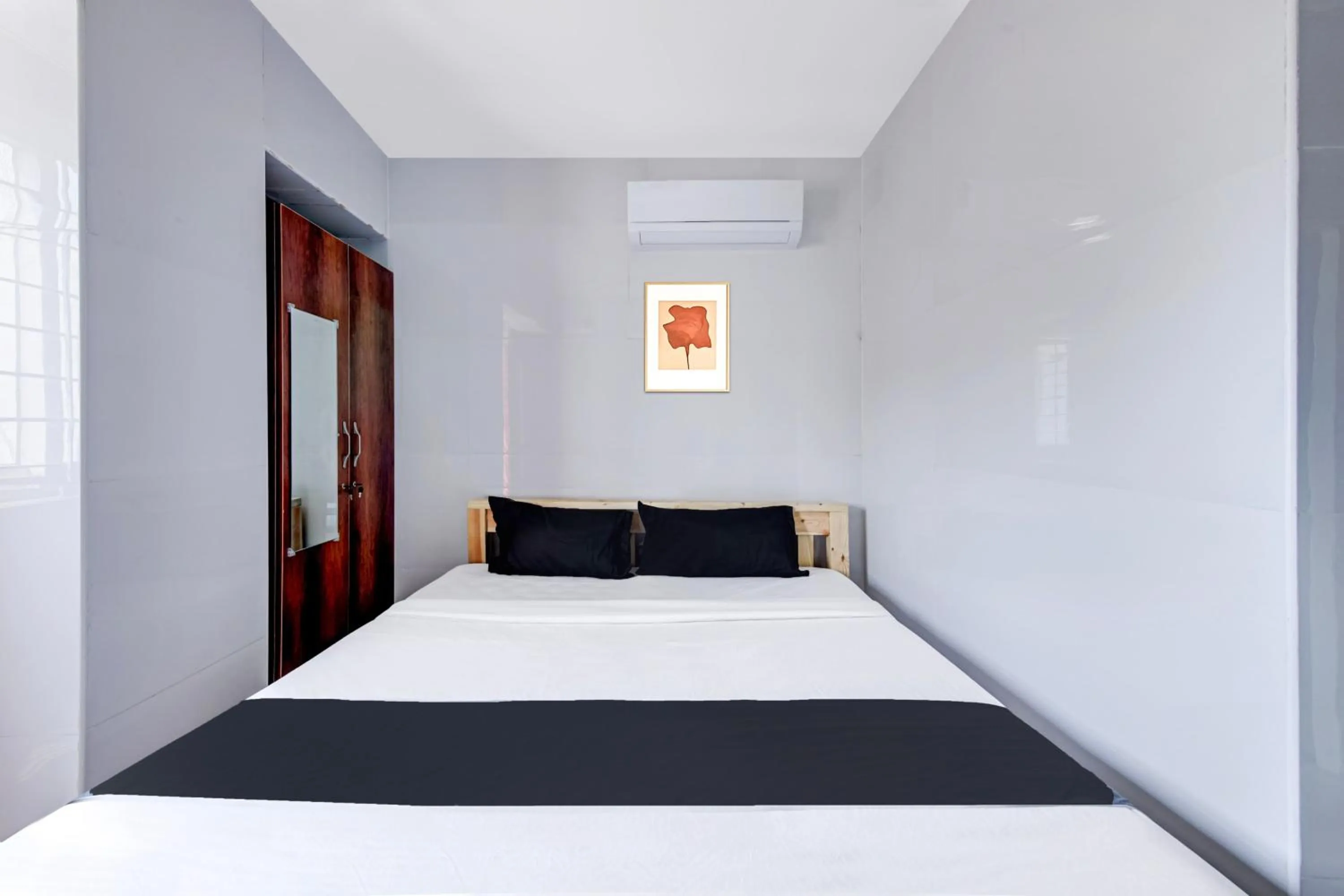 Bedroom in Collection O Sapthagiri Inn