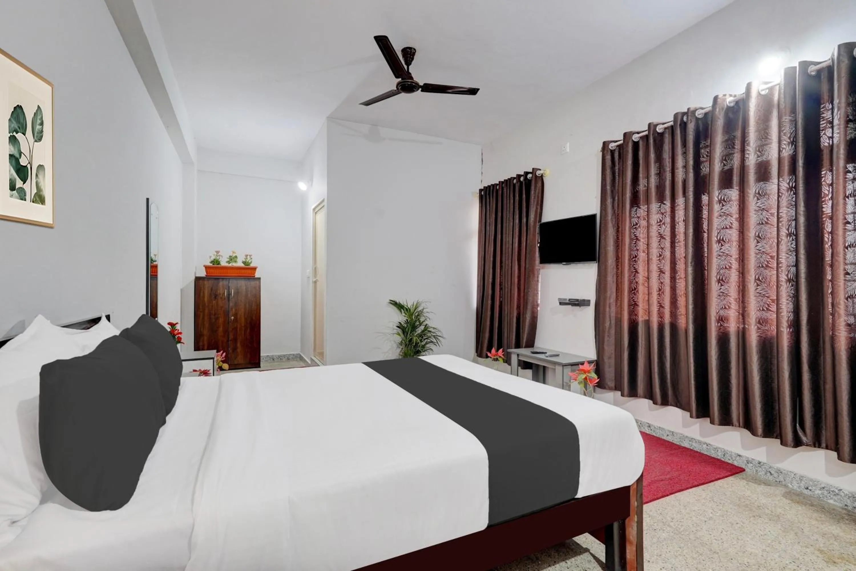 Bedroom, Bed in Shravanya Comforts