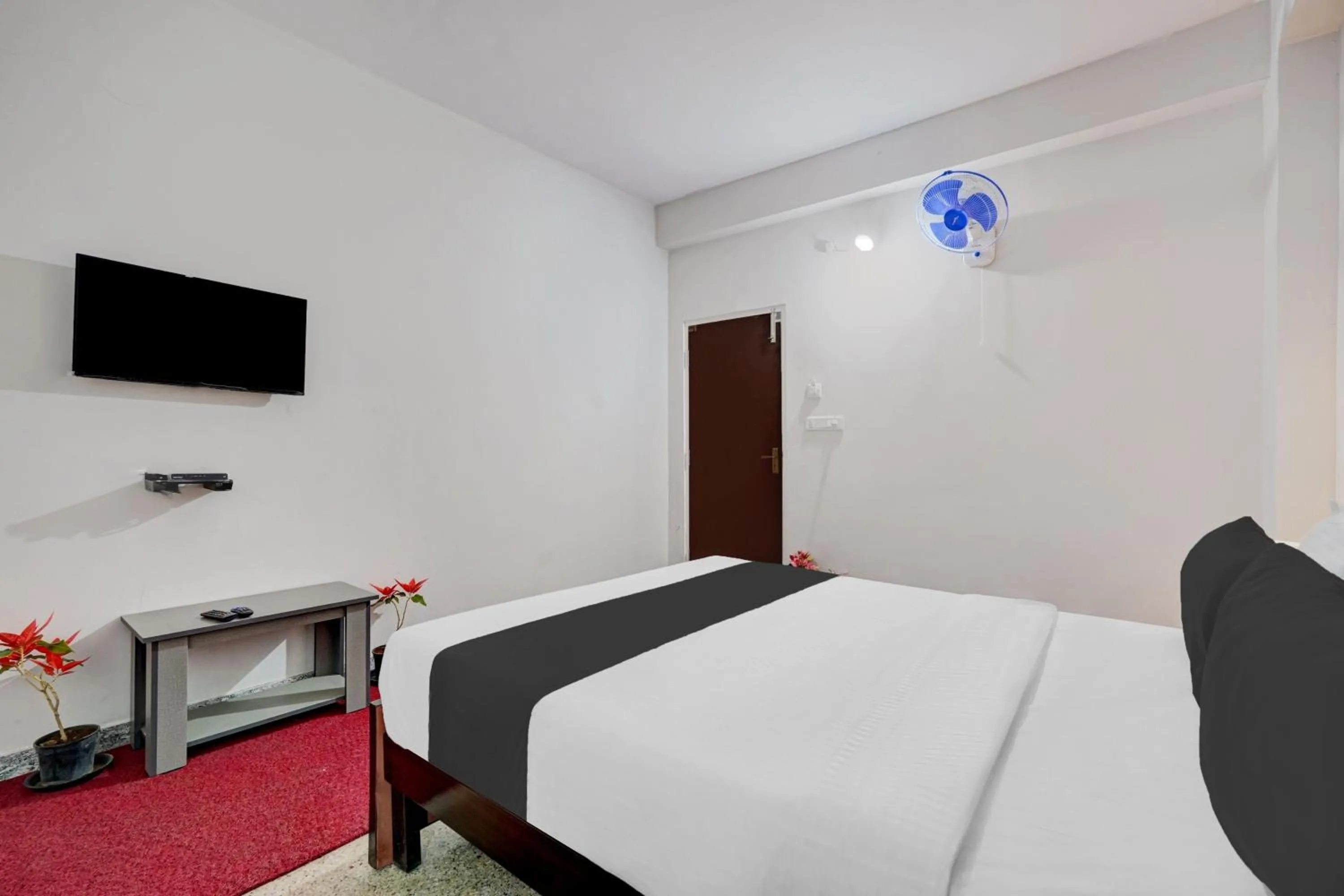 Bedroom, Bed in Shravanya Comforts