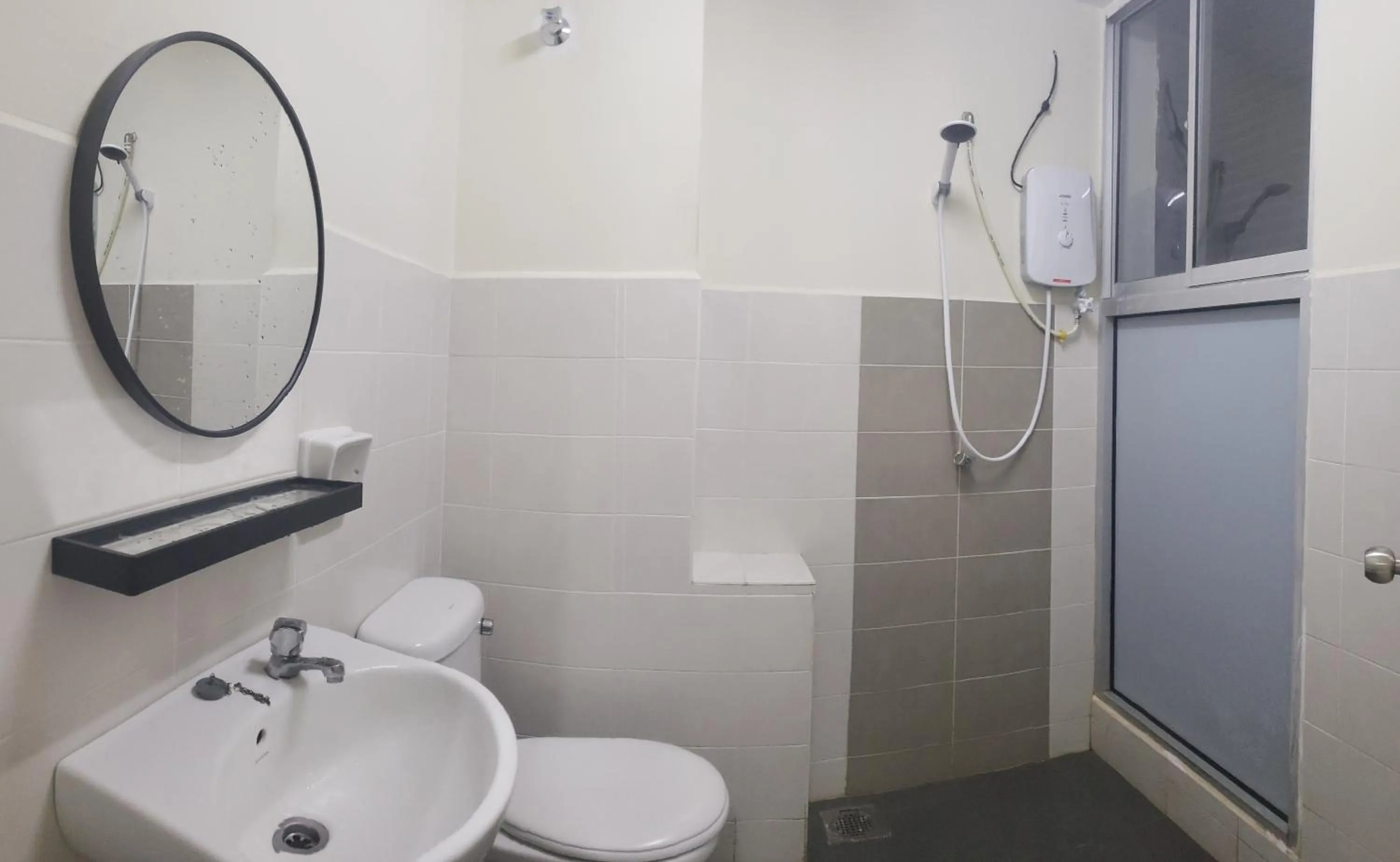 Shower in Teratak Teratai Homestay- Corner