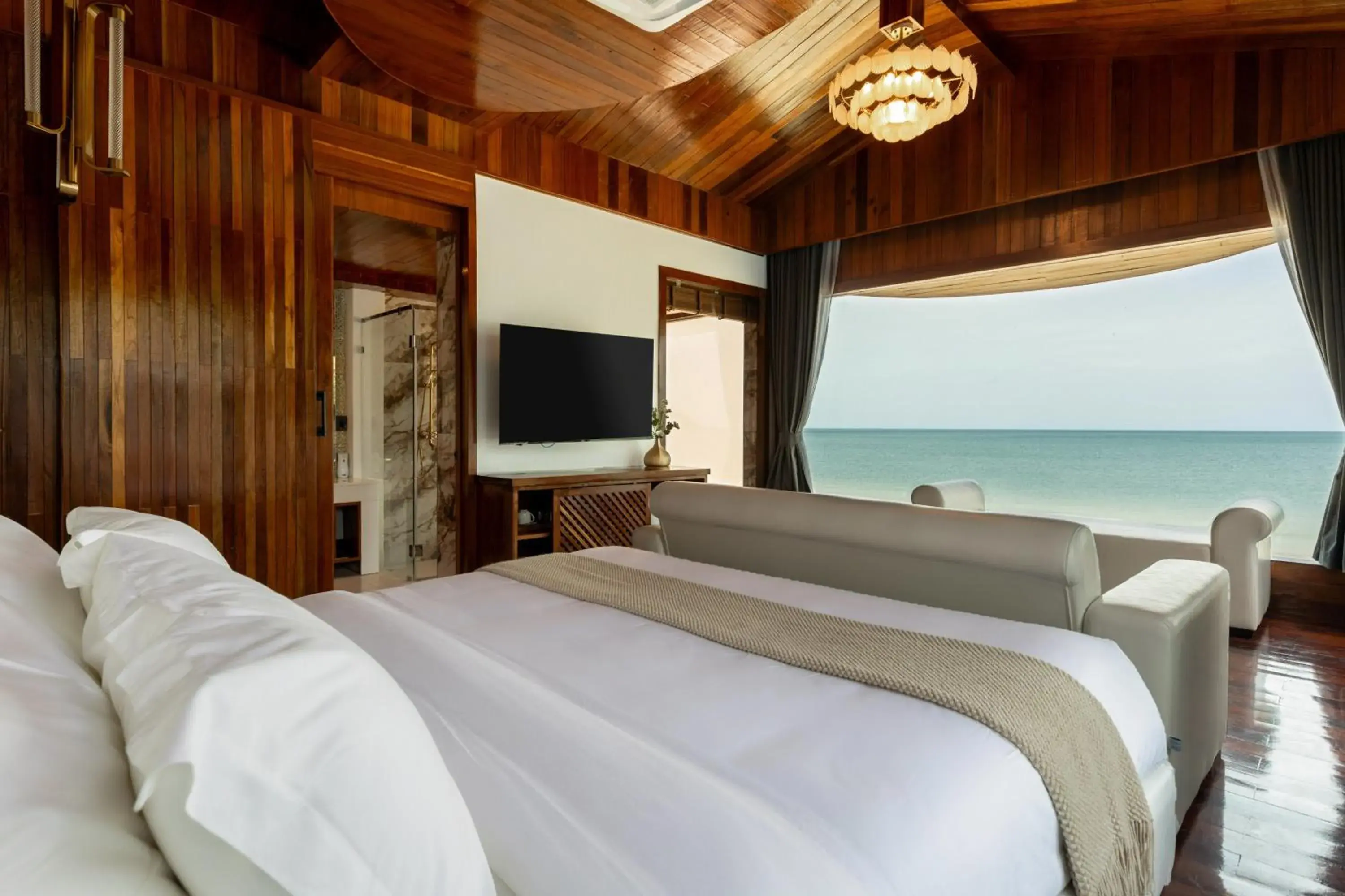 Bedroom, Bed in Hotel Villa AoKhanom Beachfront Bedroom, Bed in Hotel Villa AoKhanom Beachfront