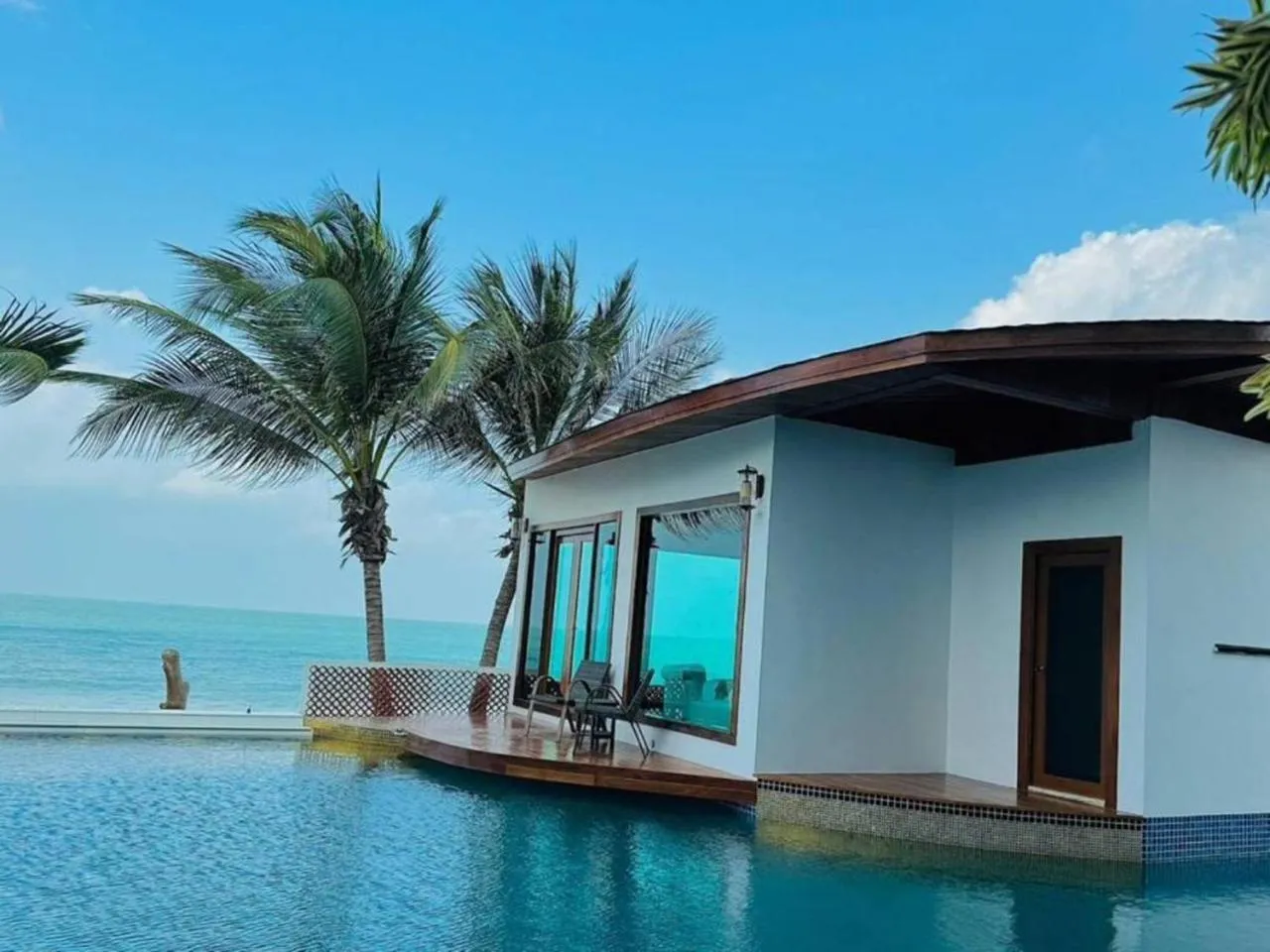 Property building in Hotel Villa AoKhanom Beachfront