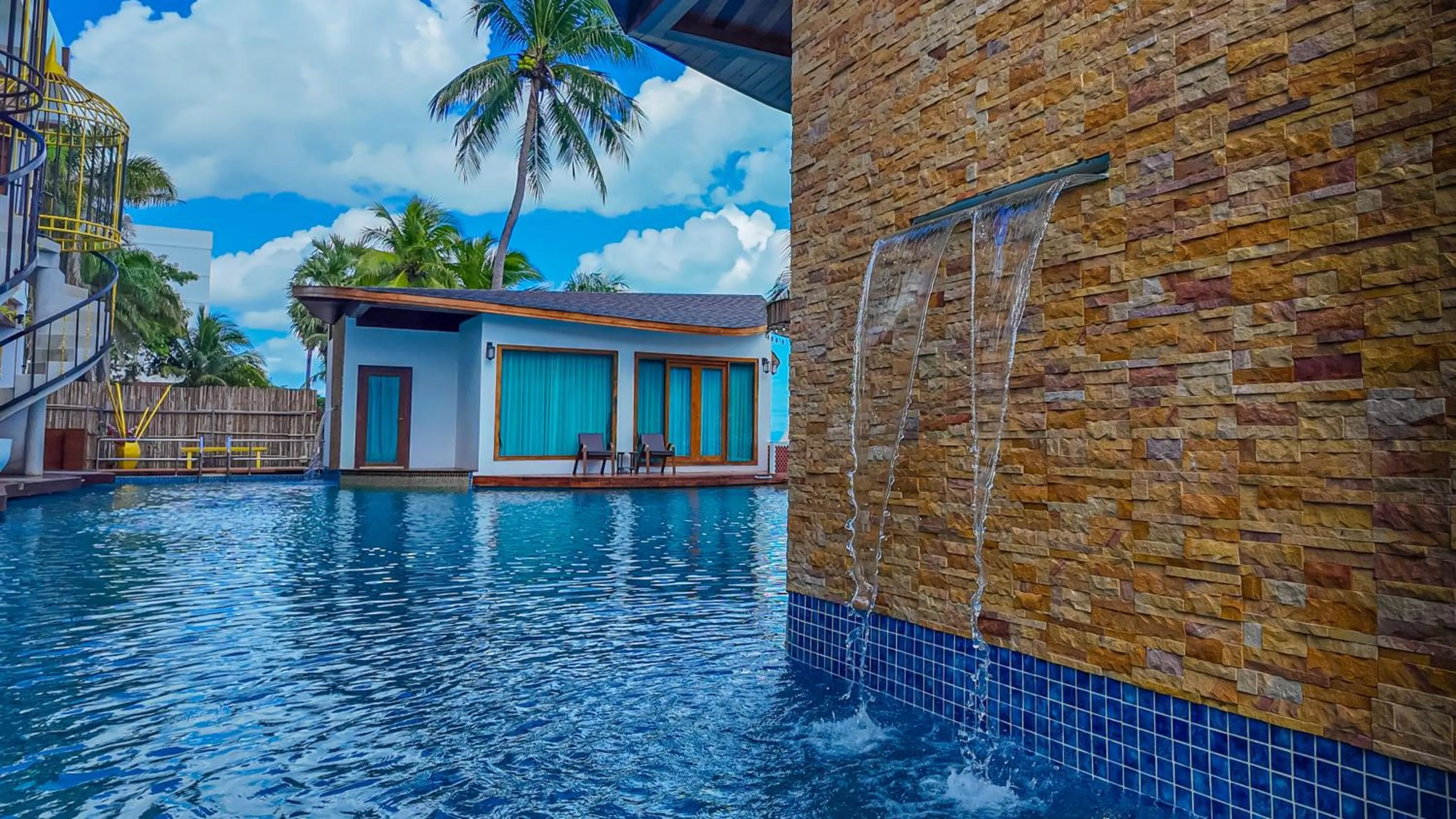Swimming pool in Hotel Villa AoKhanom Beachfront