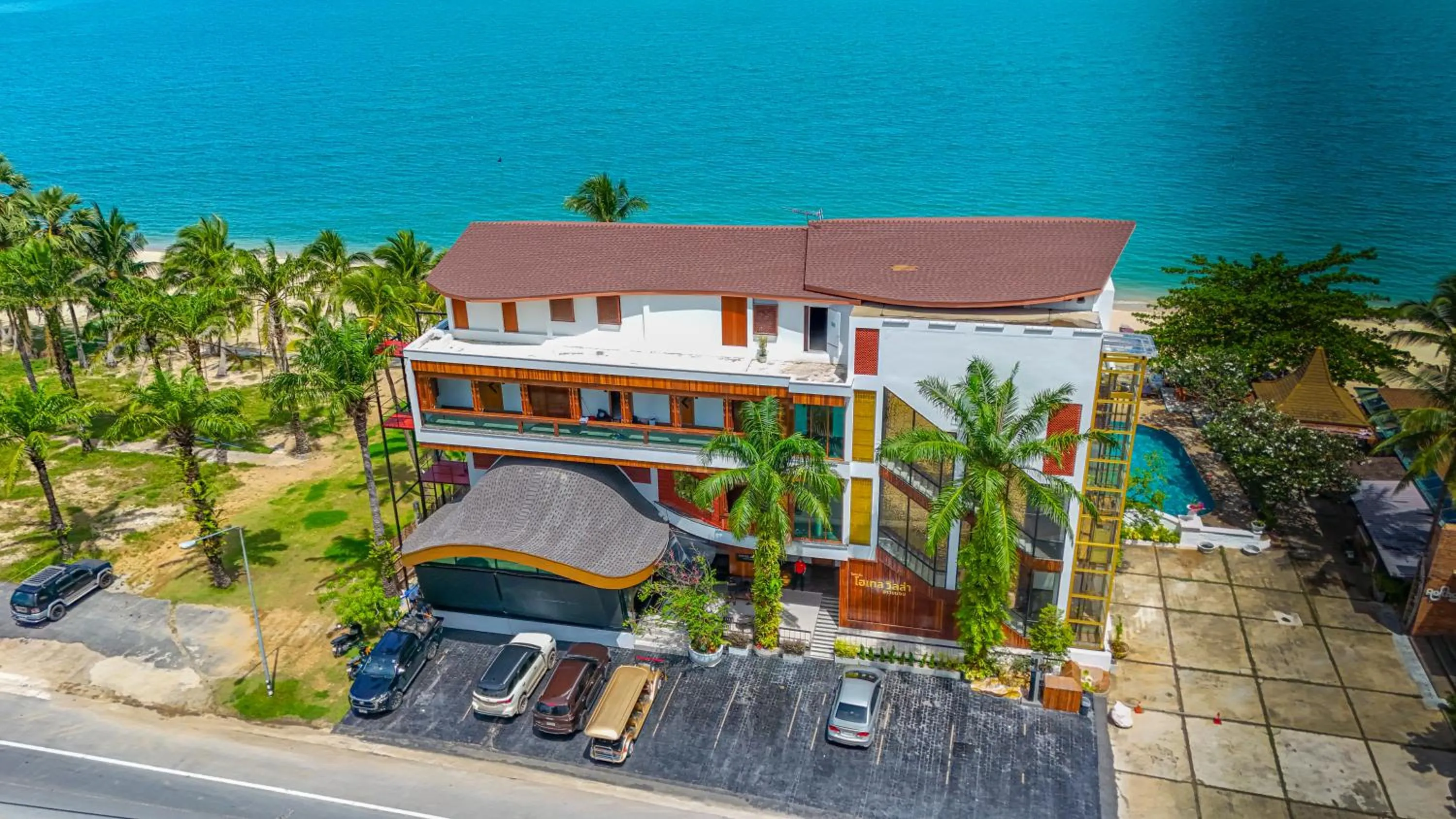 Property building in Hotel Villa AoKhanom Beachfront