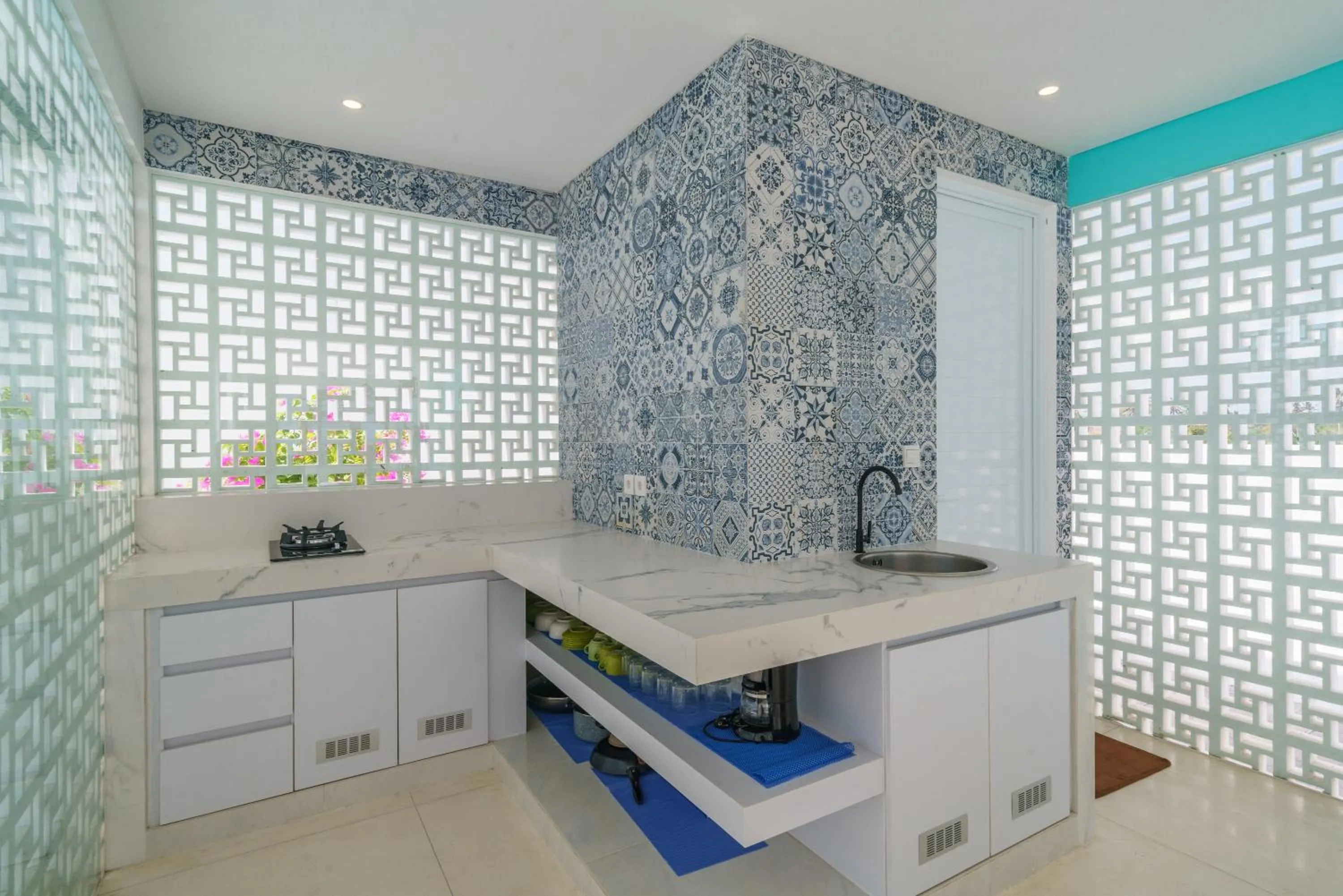 Kitchen or kitchenette in Abian Kapas Beach House