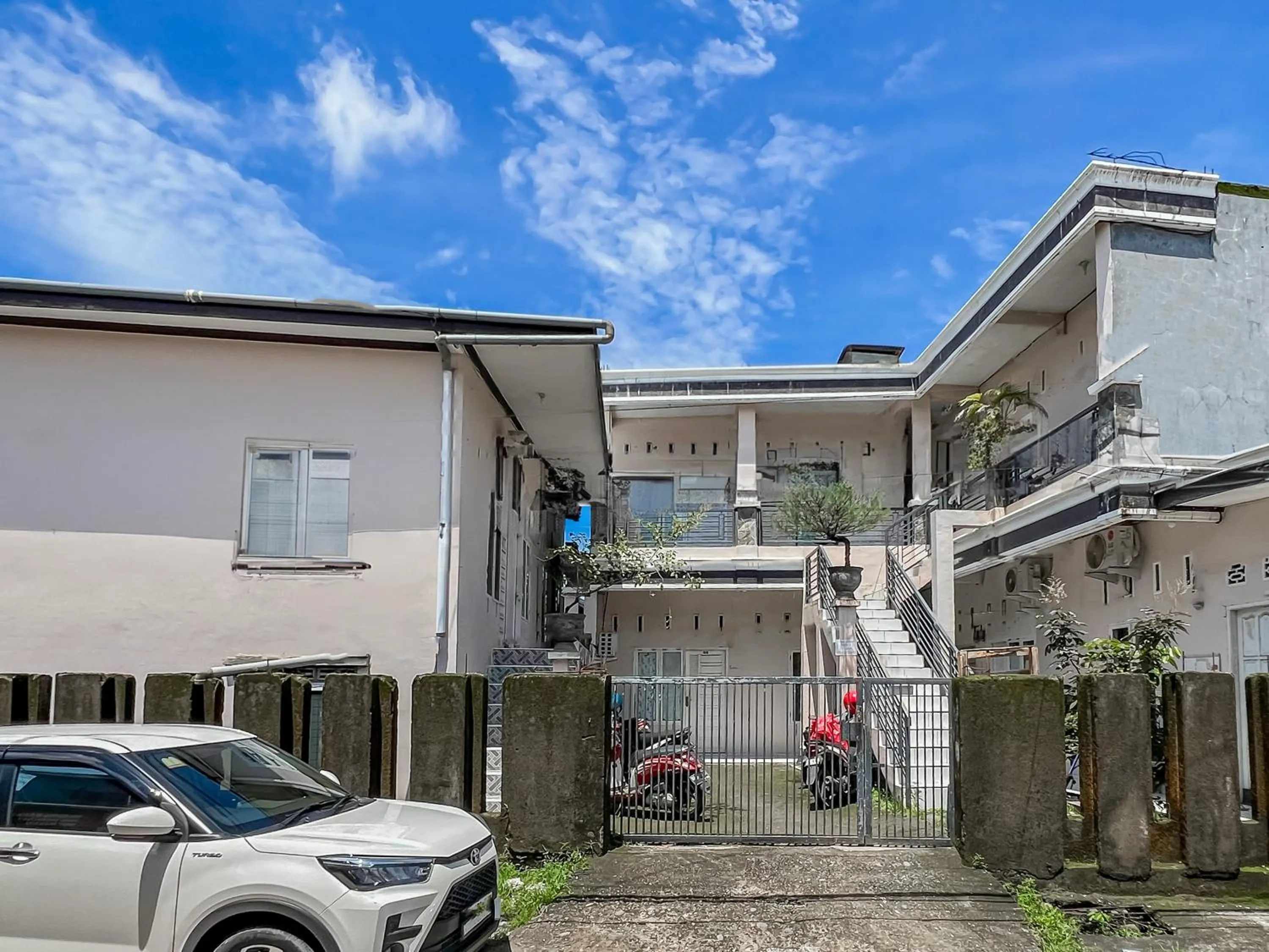 Facade/entrance in Hotel O Kost Naura
