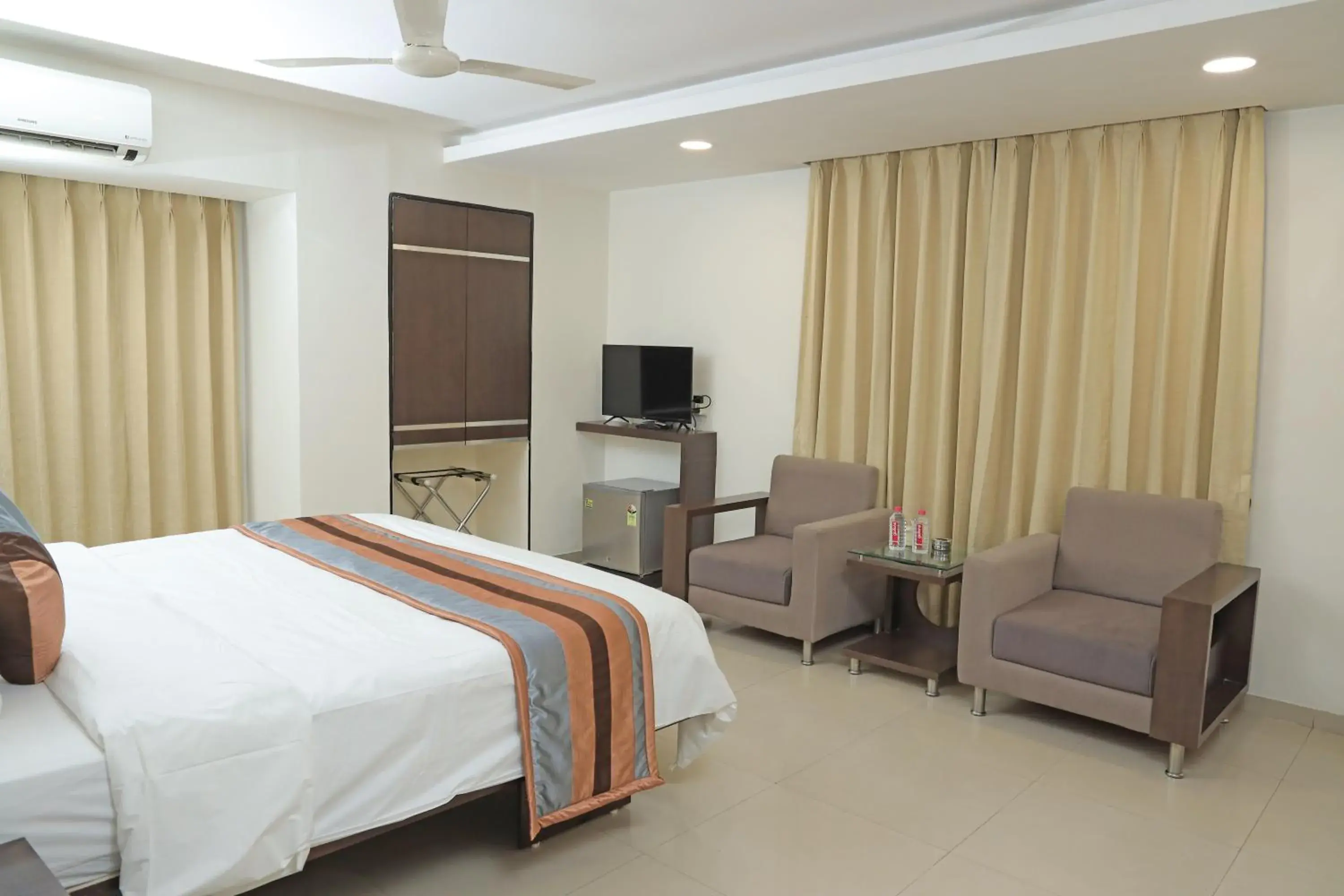 Bed in Click Hotel Yuvraj Bed in Click Hotel Yuvraj