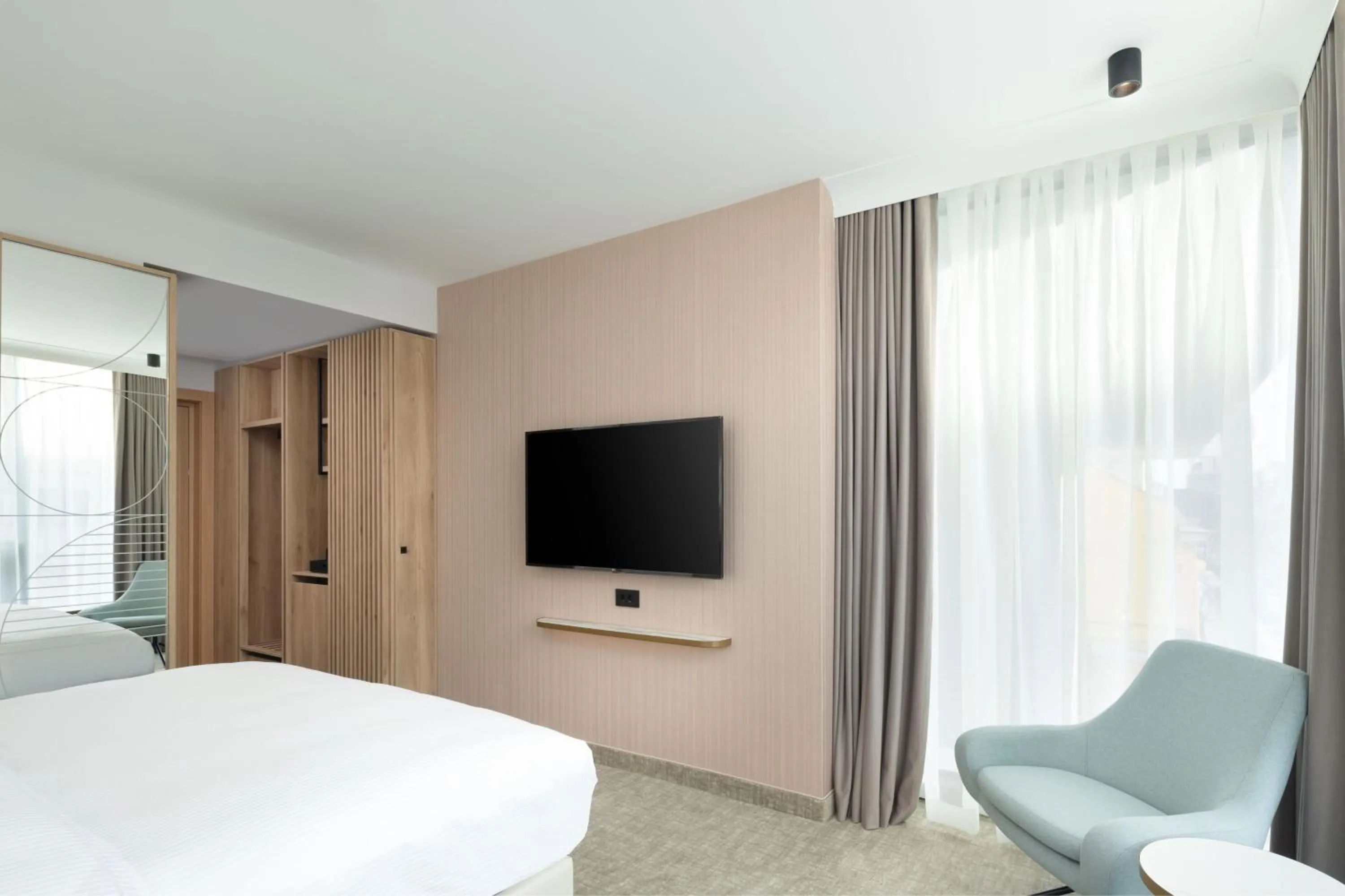 Photo of the whole room, Bed in Courtyard by Marriott Cluj - Napoca Downtown