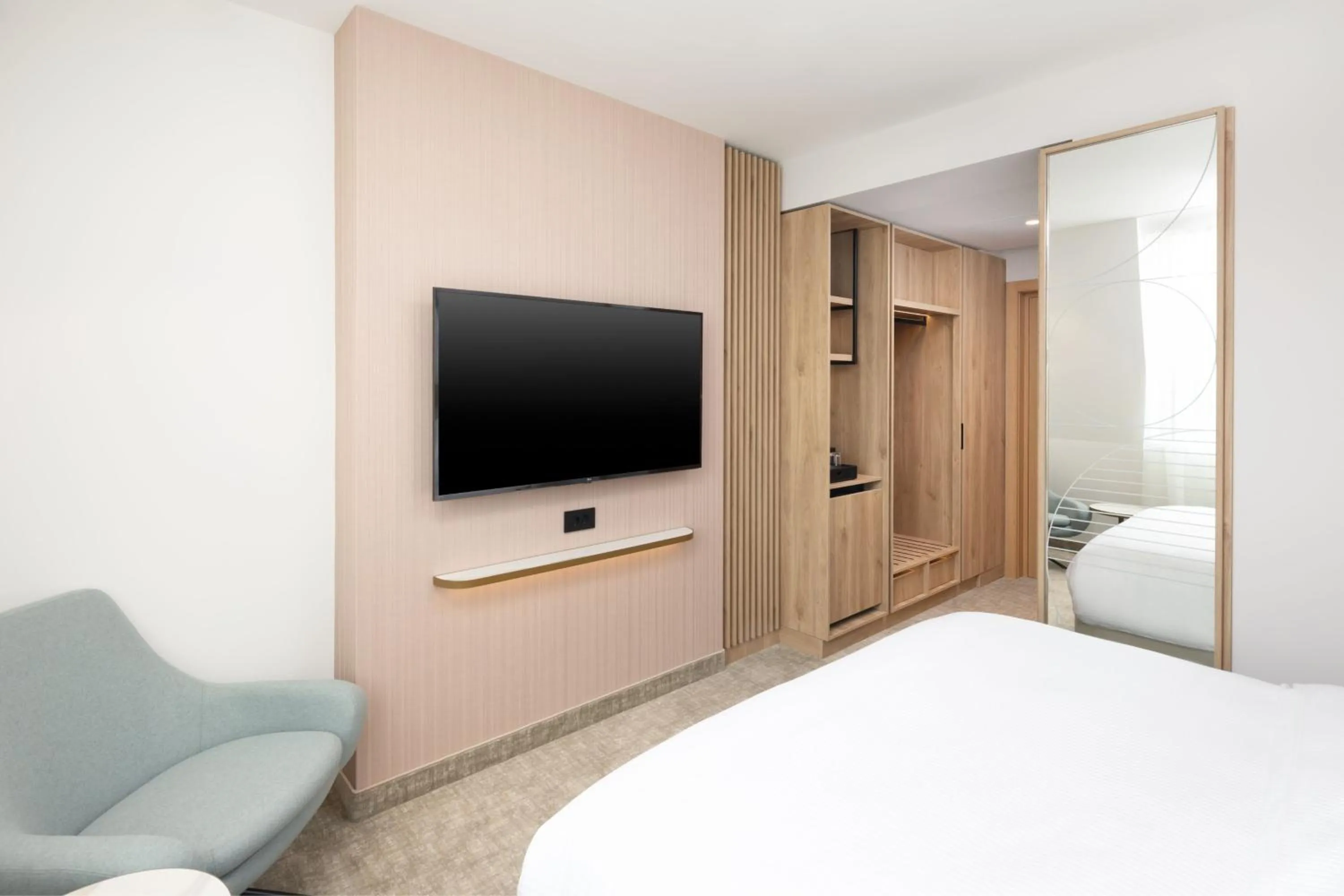 Photo of the whole room, Bed in Courtyard by Marriott Cluj - Napoca Downtown