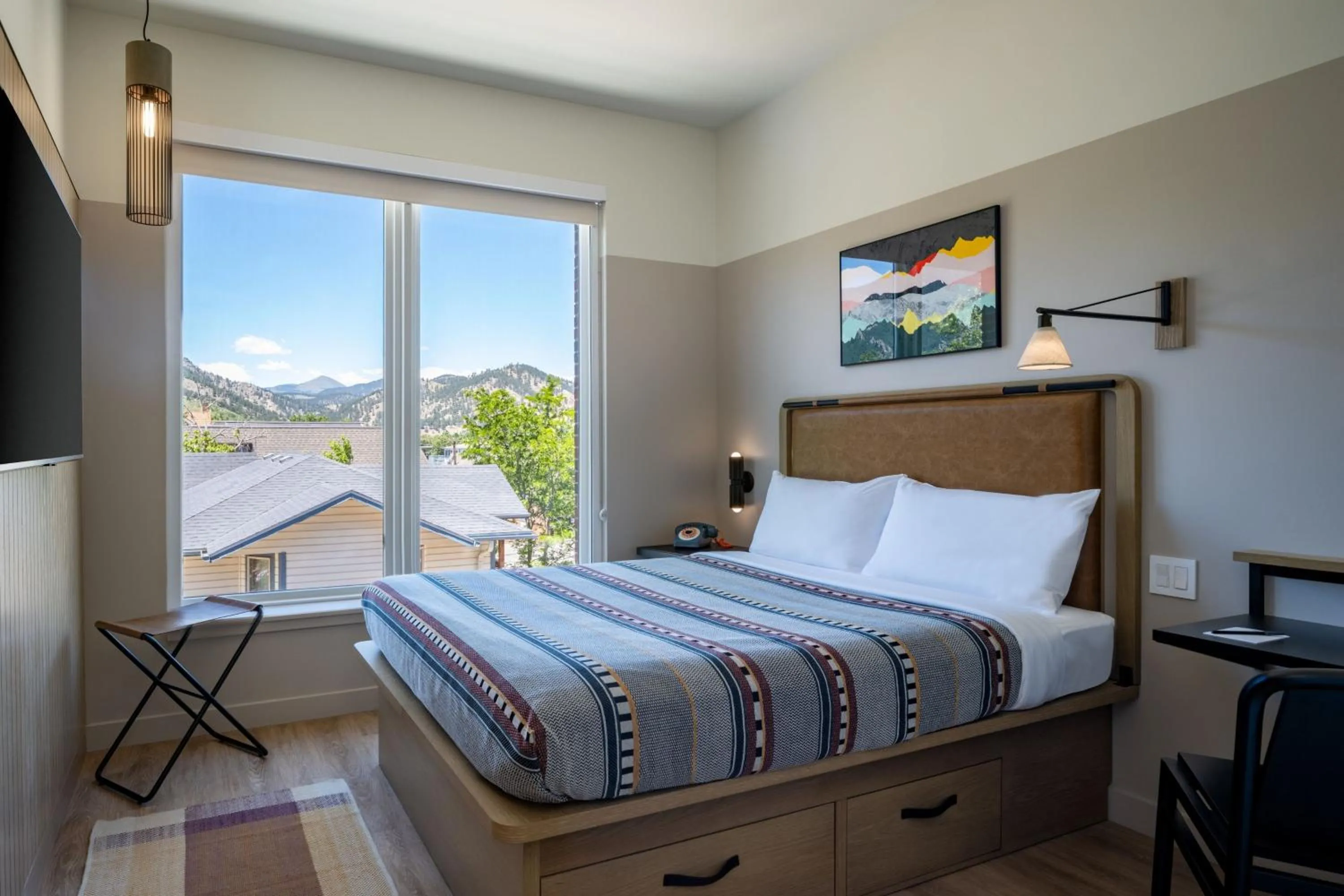 Photo of the whole room, Bed in Moxy Boulder University