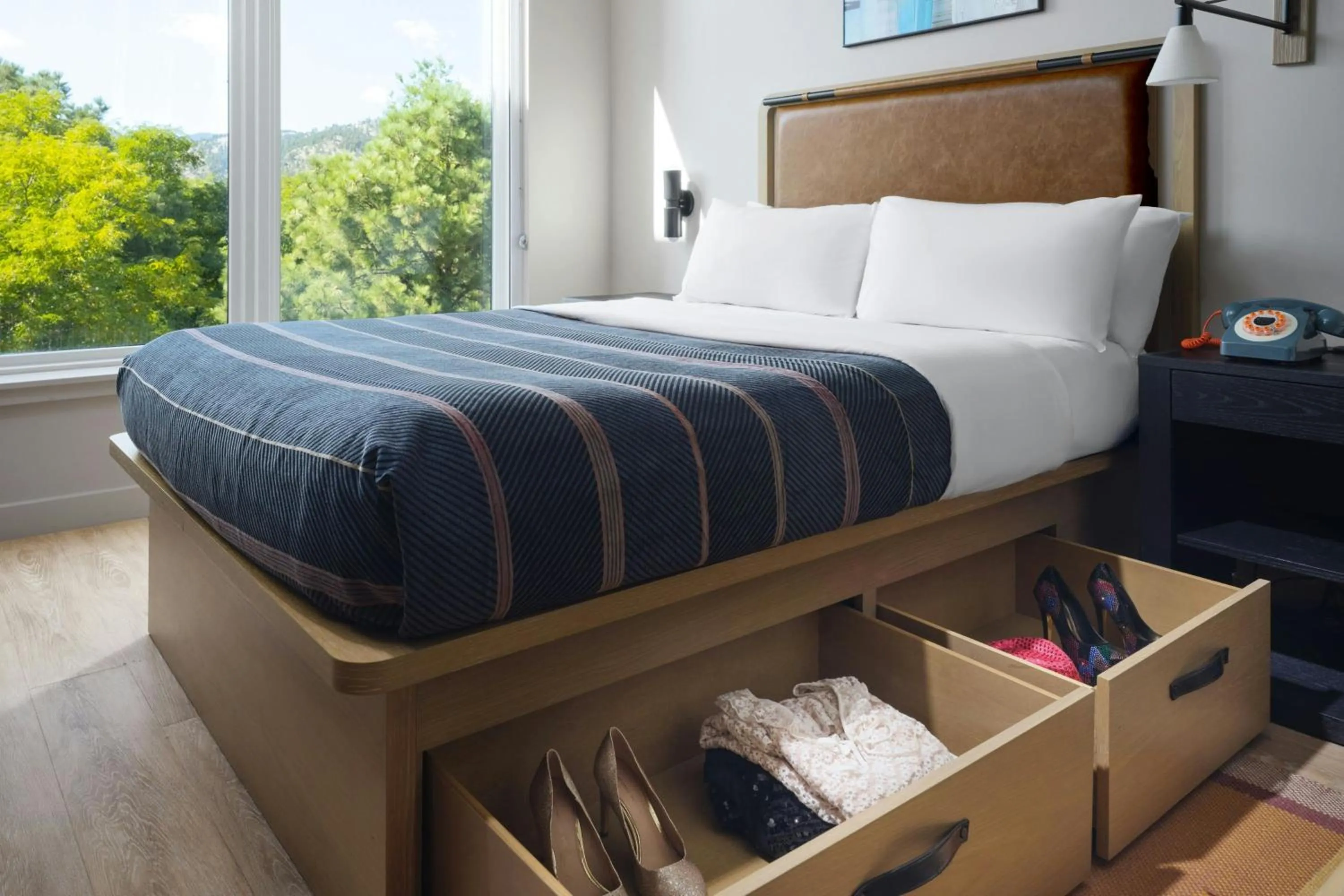 Photo of the whole room, Bed in Moxy Boulder University