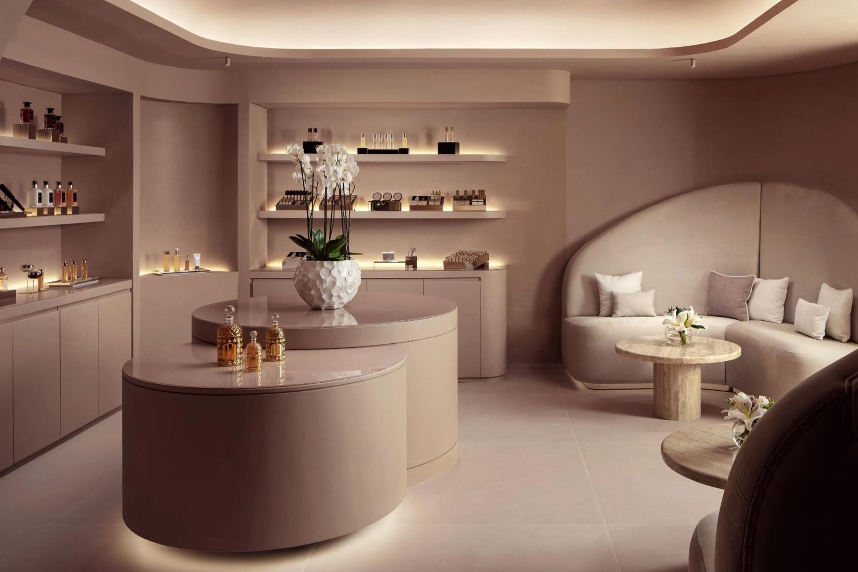 Lounge or bar in The St. Regis Al Mouj Muscat Resort