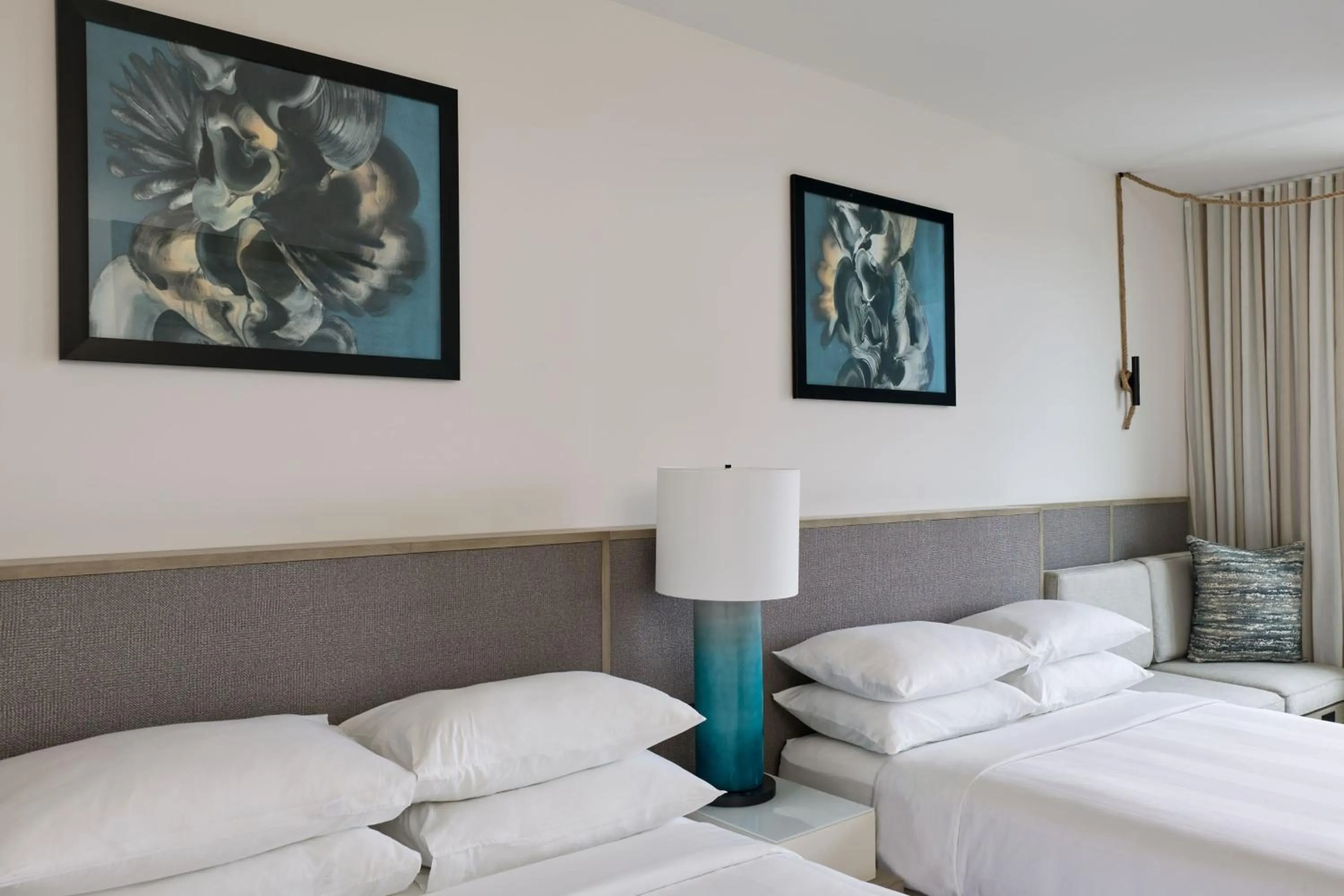 Photo of the whole room, Bed in Palmetto Marriott Resort & Spa