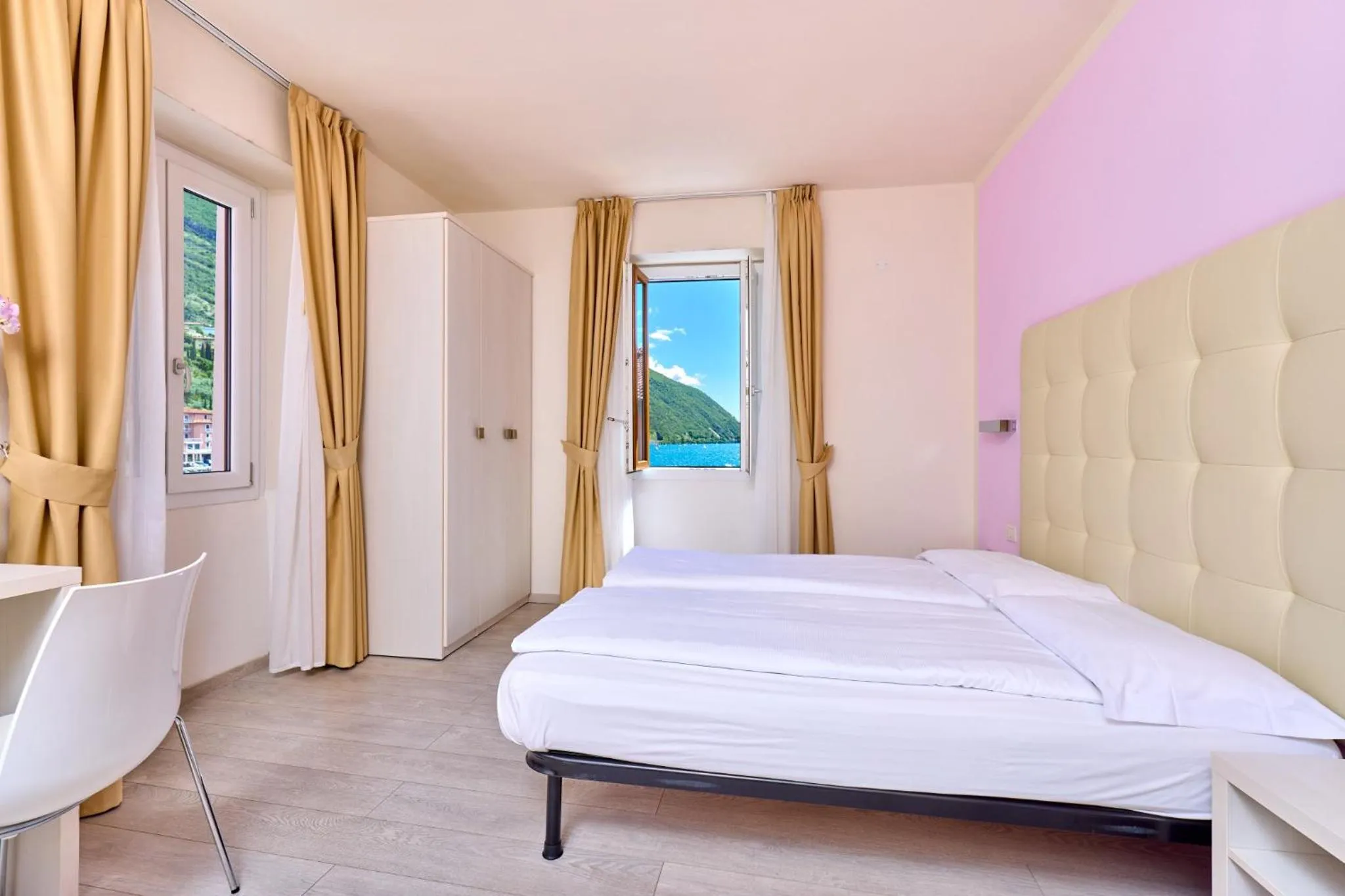 Bedroom, Bed in Hotel Geier