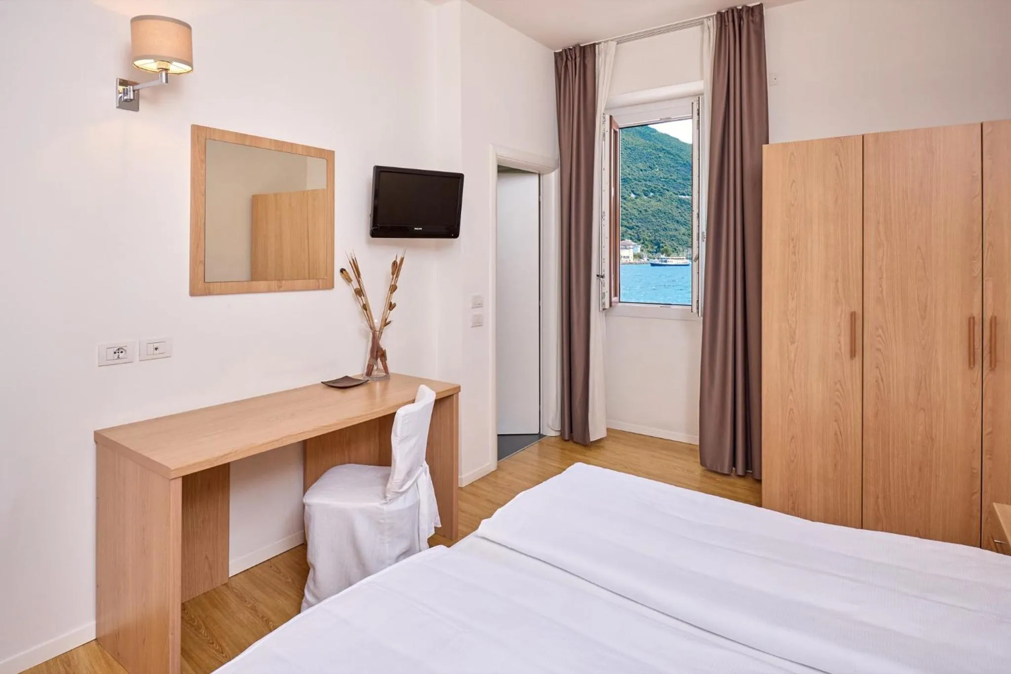 Bedroom, Bed in Hotel Geier