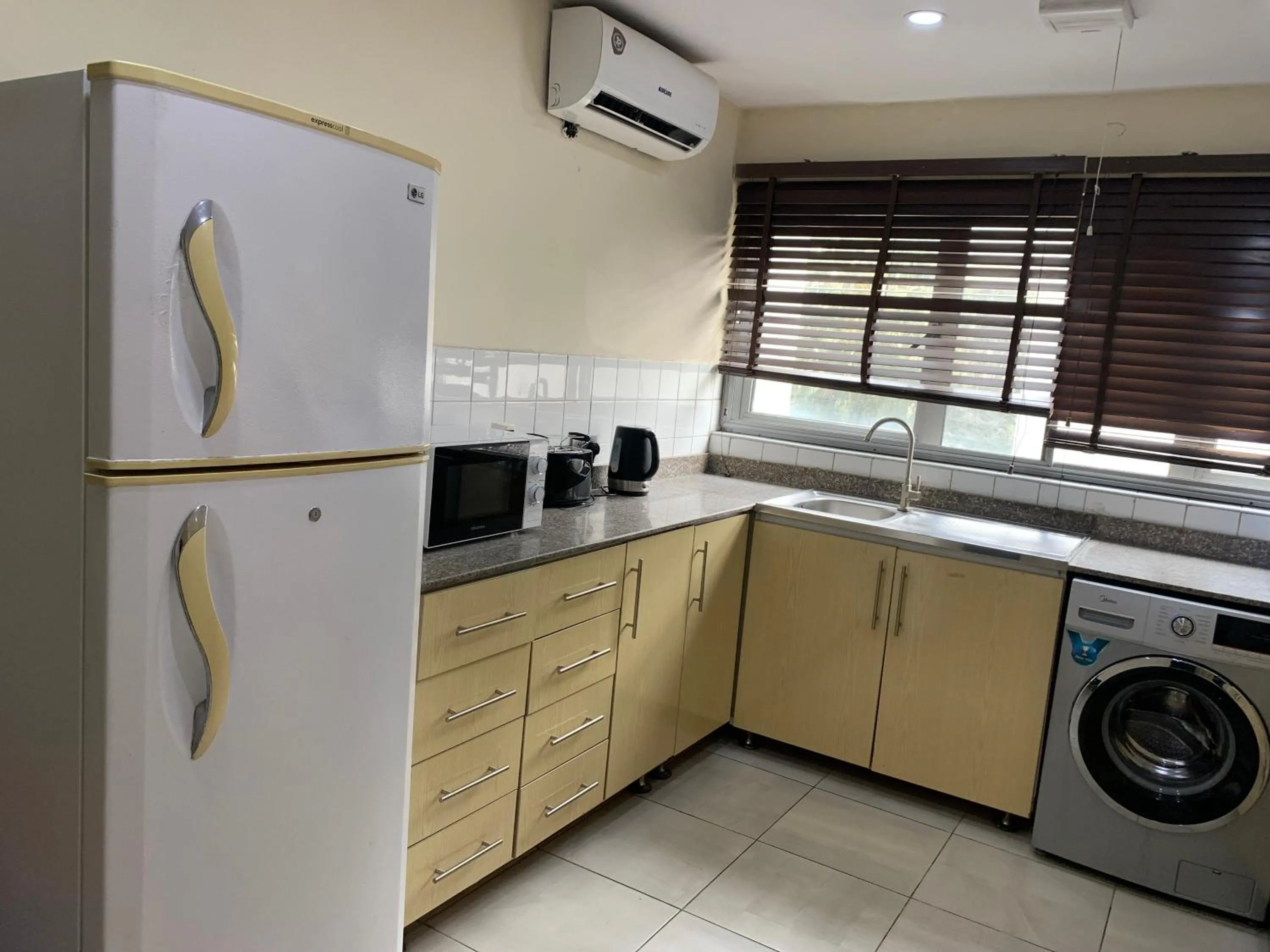 Kitchen or kitchenette in Emem Court - The Emem Apartment Collections