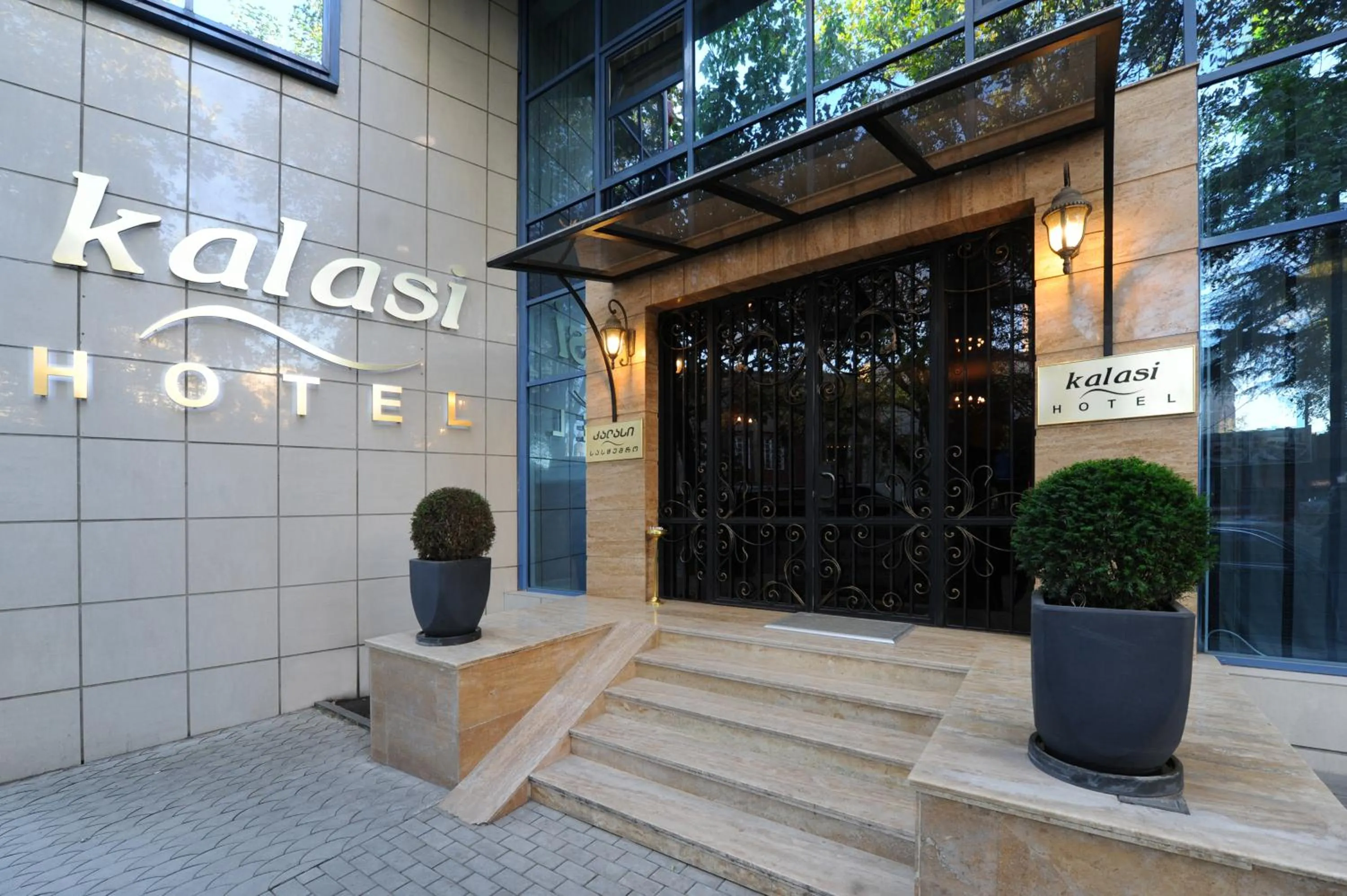 Facade/entrance in Kalasi Hotel