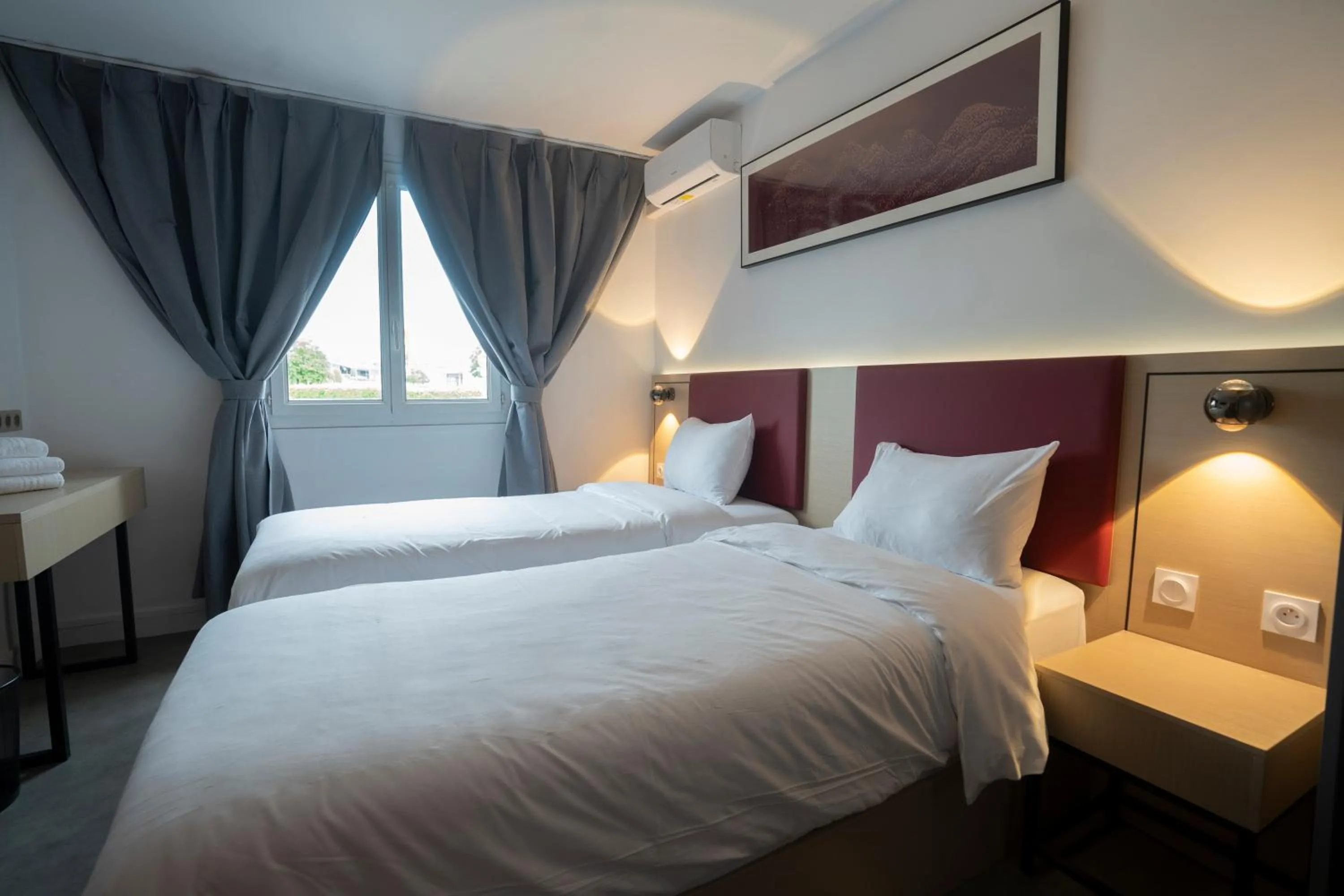 Bed in Anaïs Hôtel Bourges Nord Saint-Doulchard