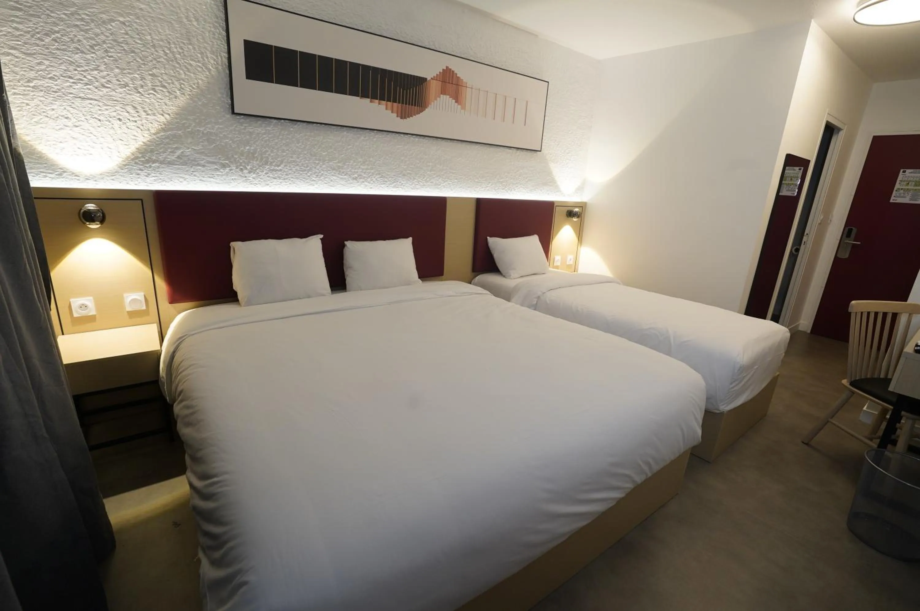 Bed in Anaïs Hôtel Bourges Nord Saint-Doulchard