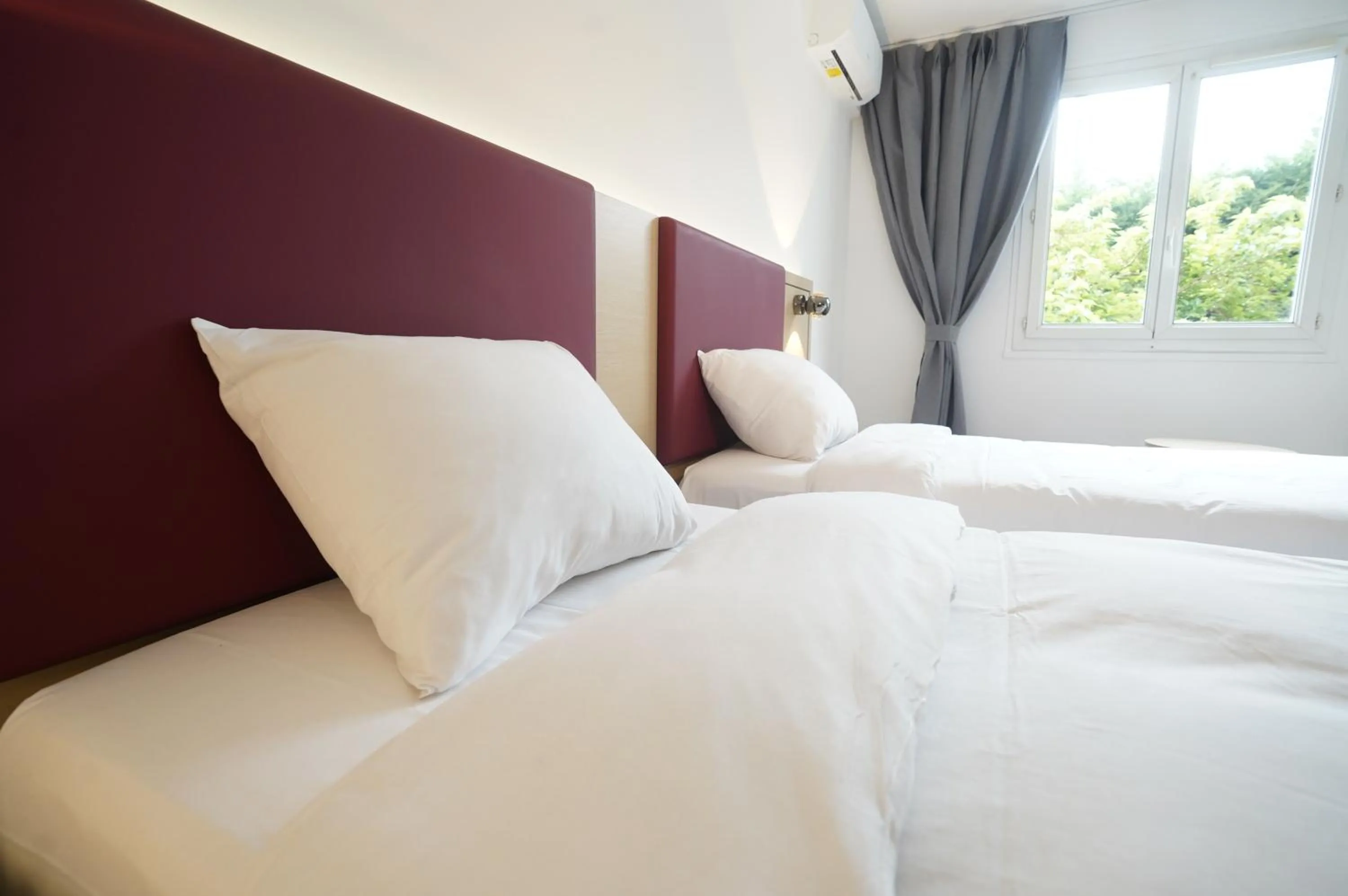 Bed in Anaïs Hôtel Bourges Nord Saint-Doulchard