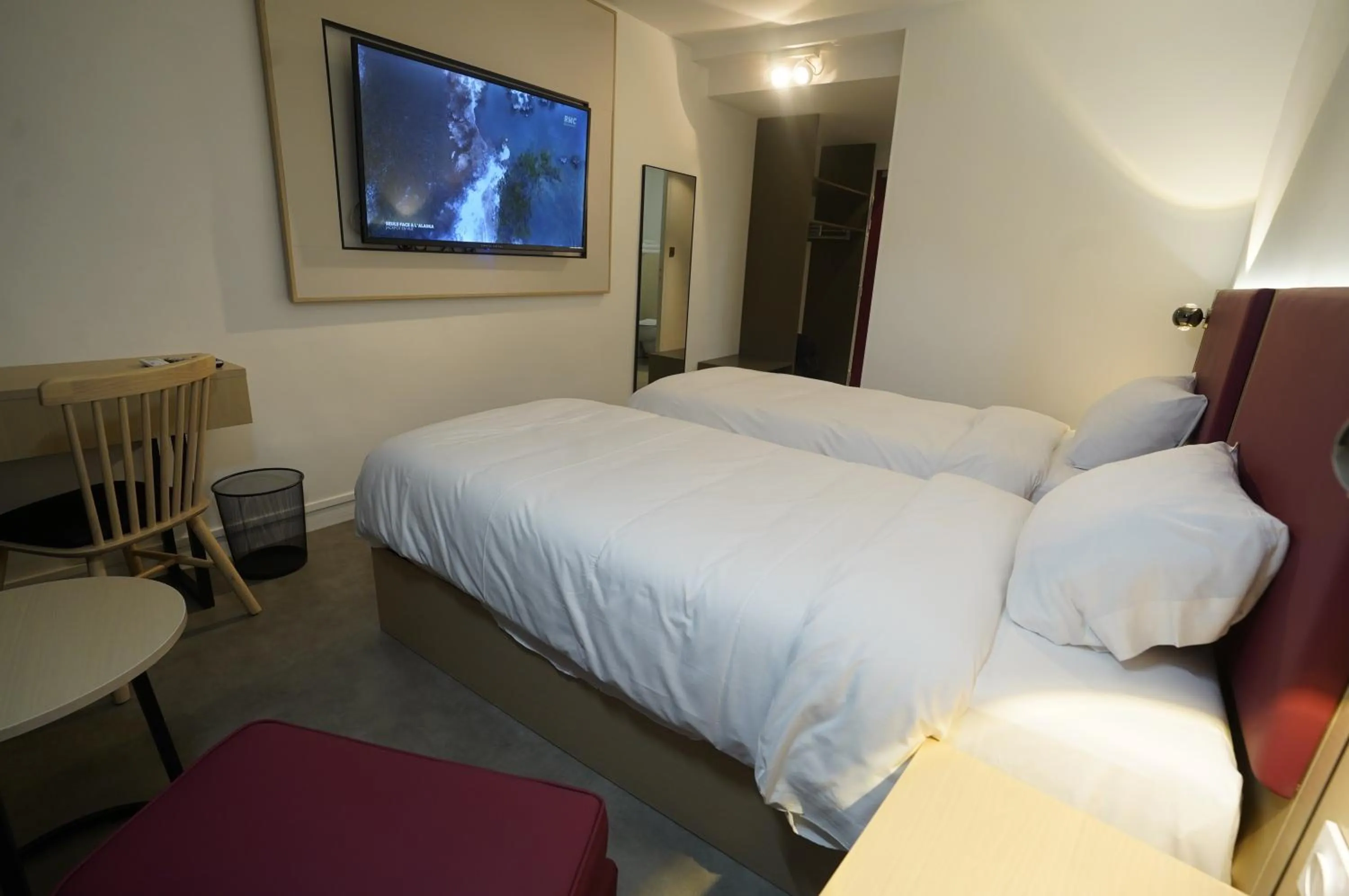 Bed in Anaïs Hôtel Bourges Nord Saint-Doulchard