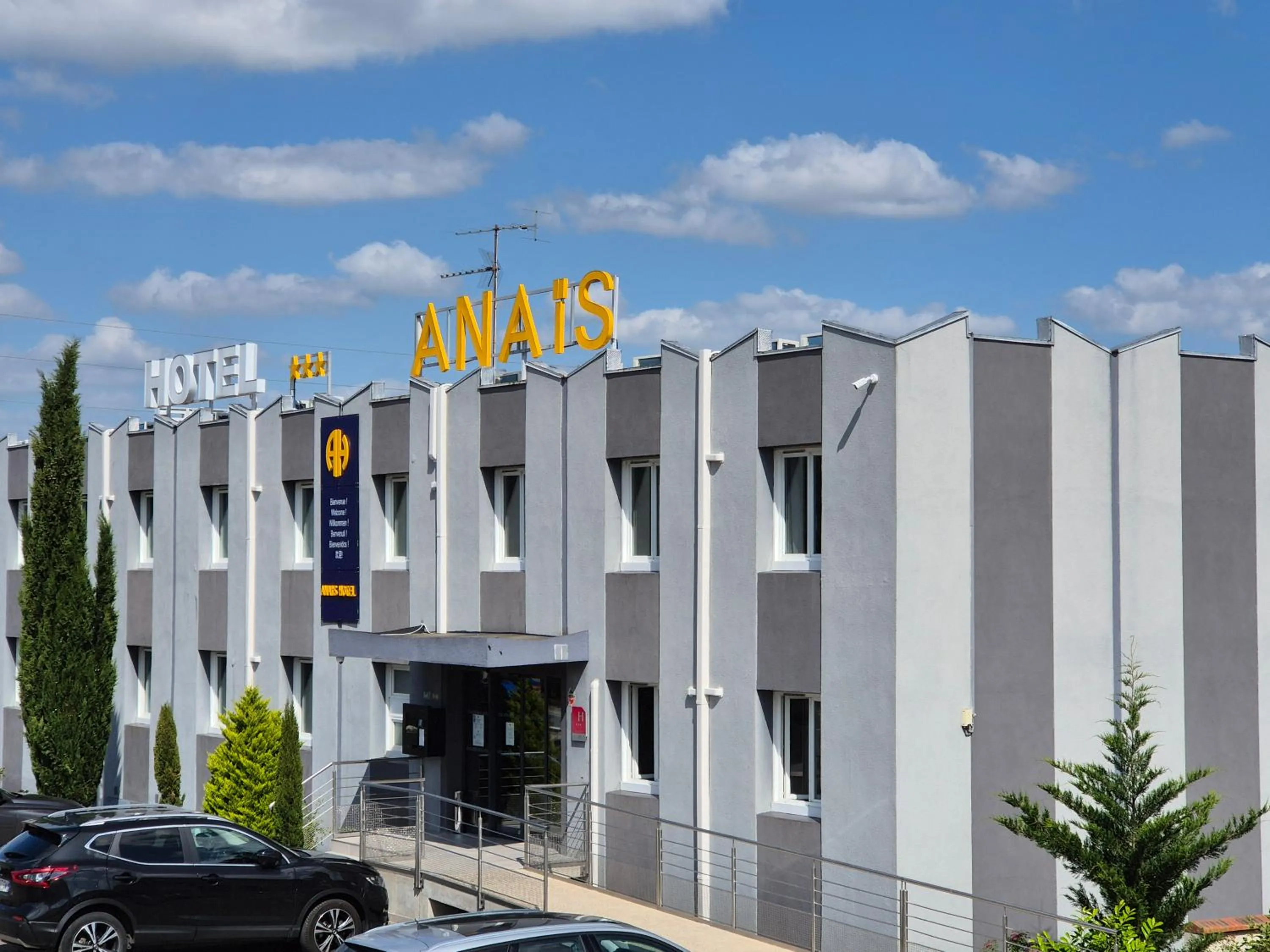 Property building in Anaïs Hôtel Bourges Nord Saint-Doulchard