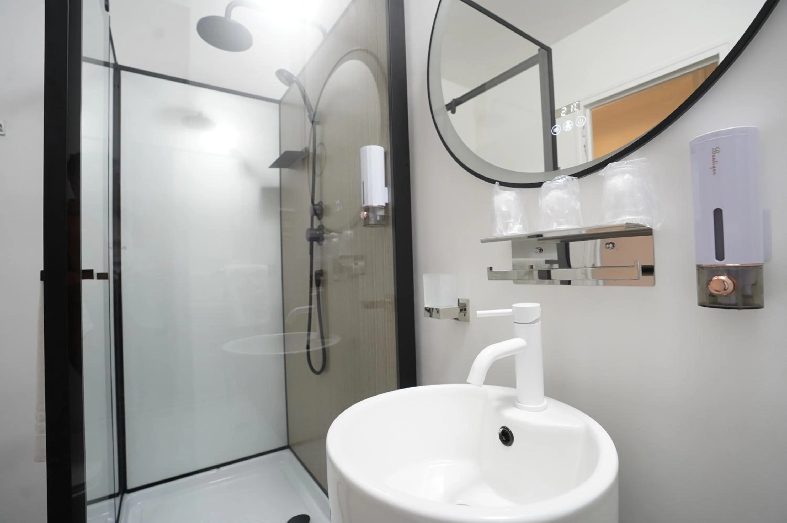 Shower in Anaïs Hôtel Bourges Nord Saint-Doulchard