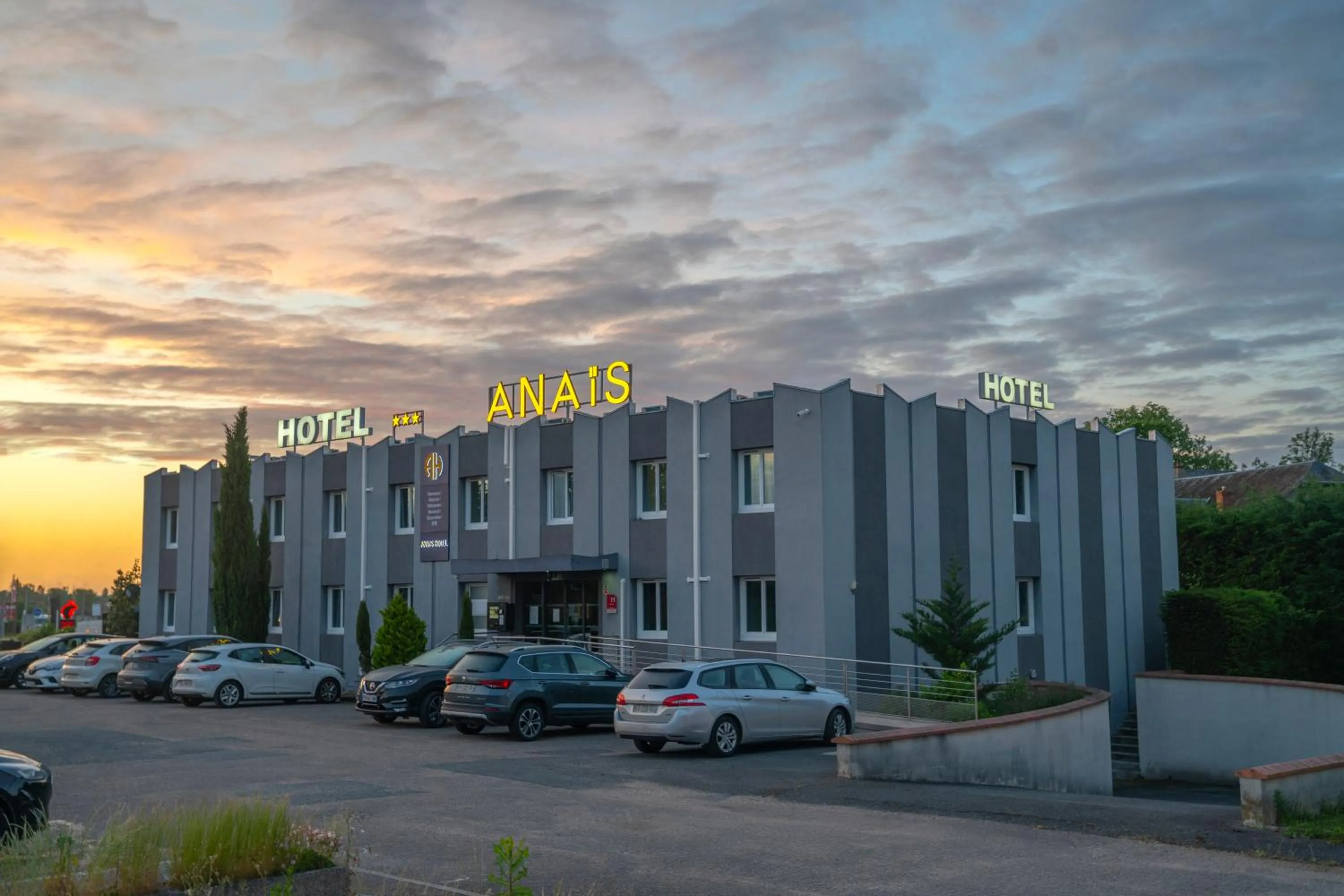 Property building in Anaïs Hôtel Bourges Nord Saint-Doulchard