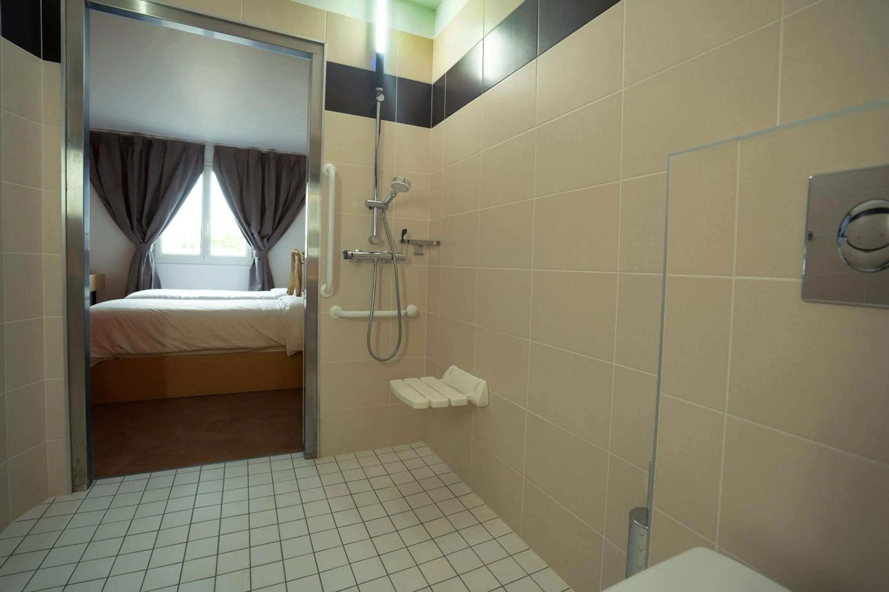 Shower in Anaïs Hôtel Bourges Nord Saint-Doulchard