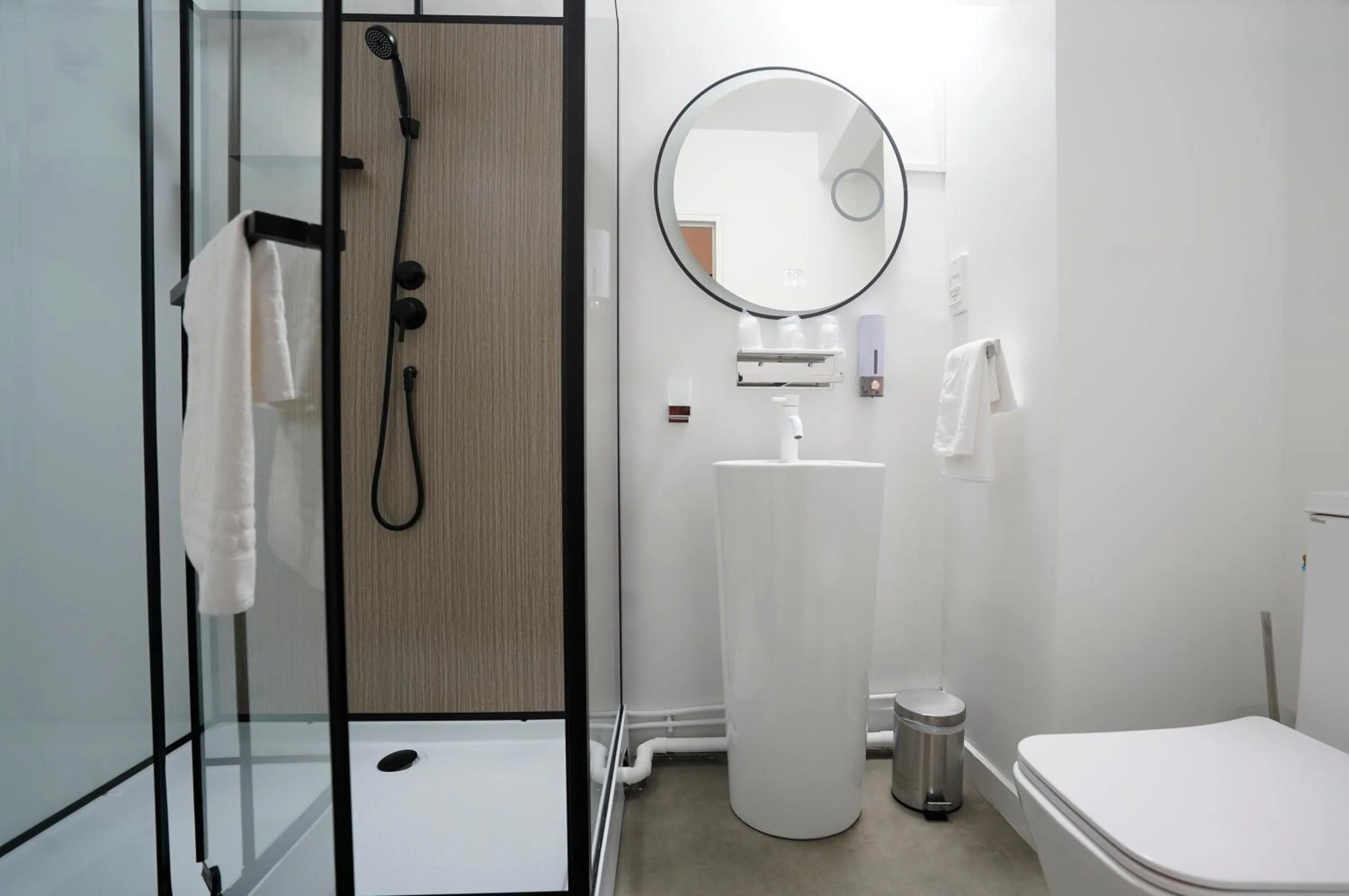 Shower in Anaïs Hôtel Bourges Nord Saint-Doulchard