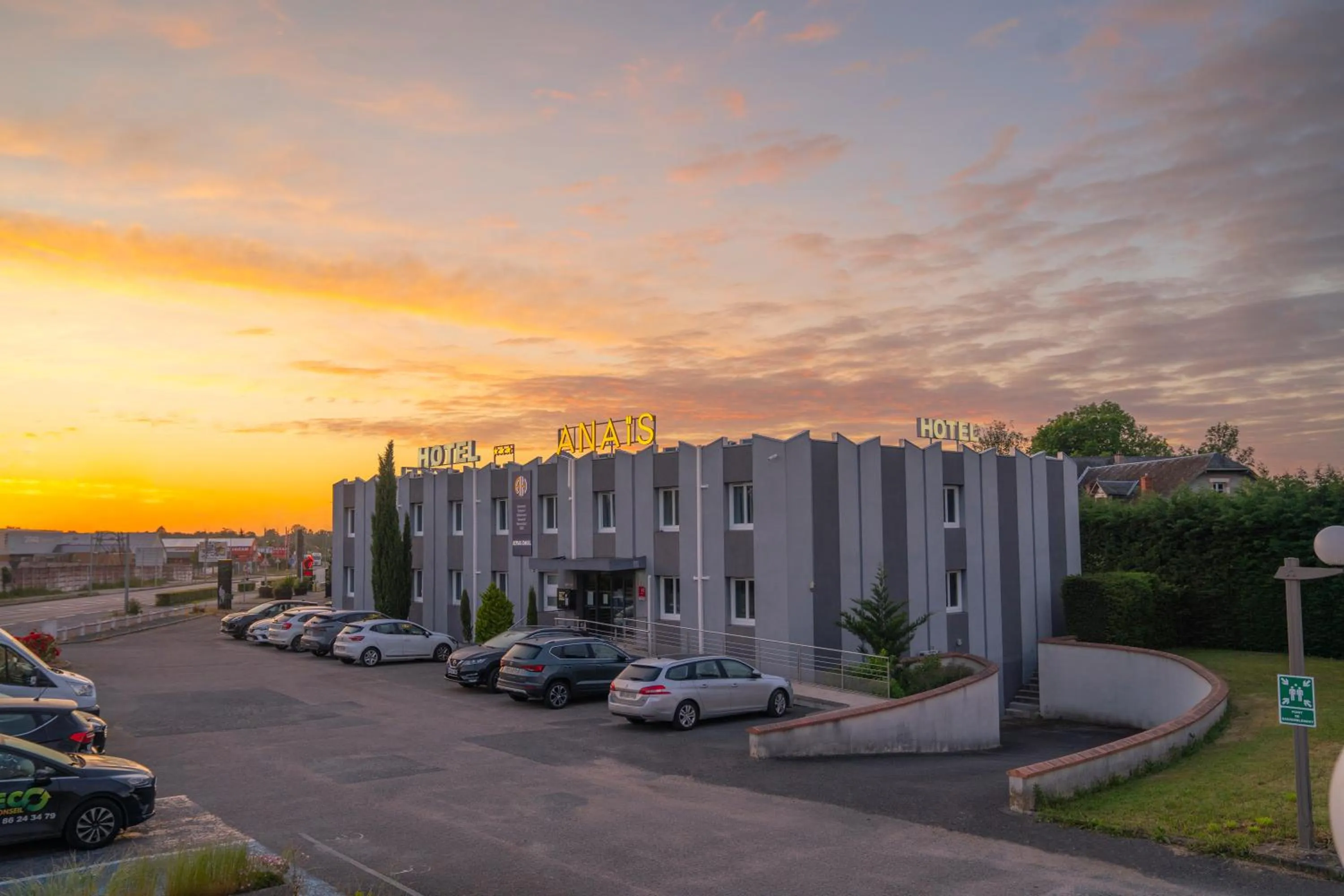 Property building in Anaïs Hôtel Bourges Nord Saint-Doulchard