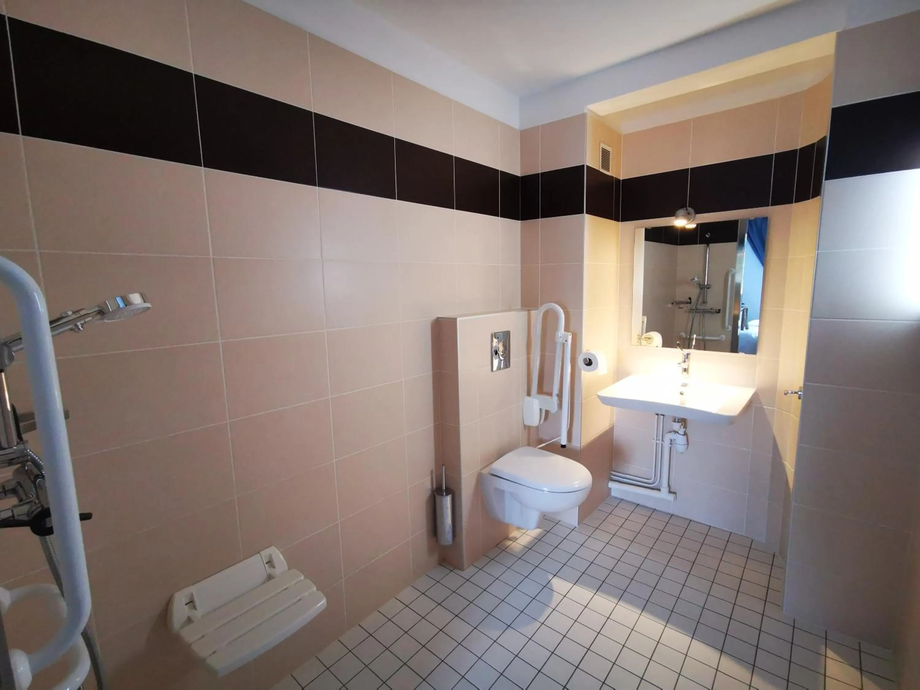 Shower in Anaïs Hôtel Bourges Nord Saint-Doulchard