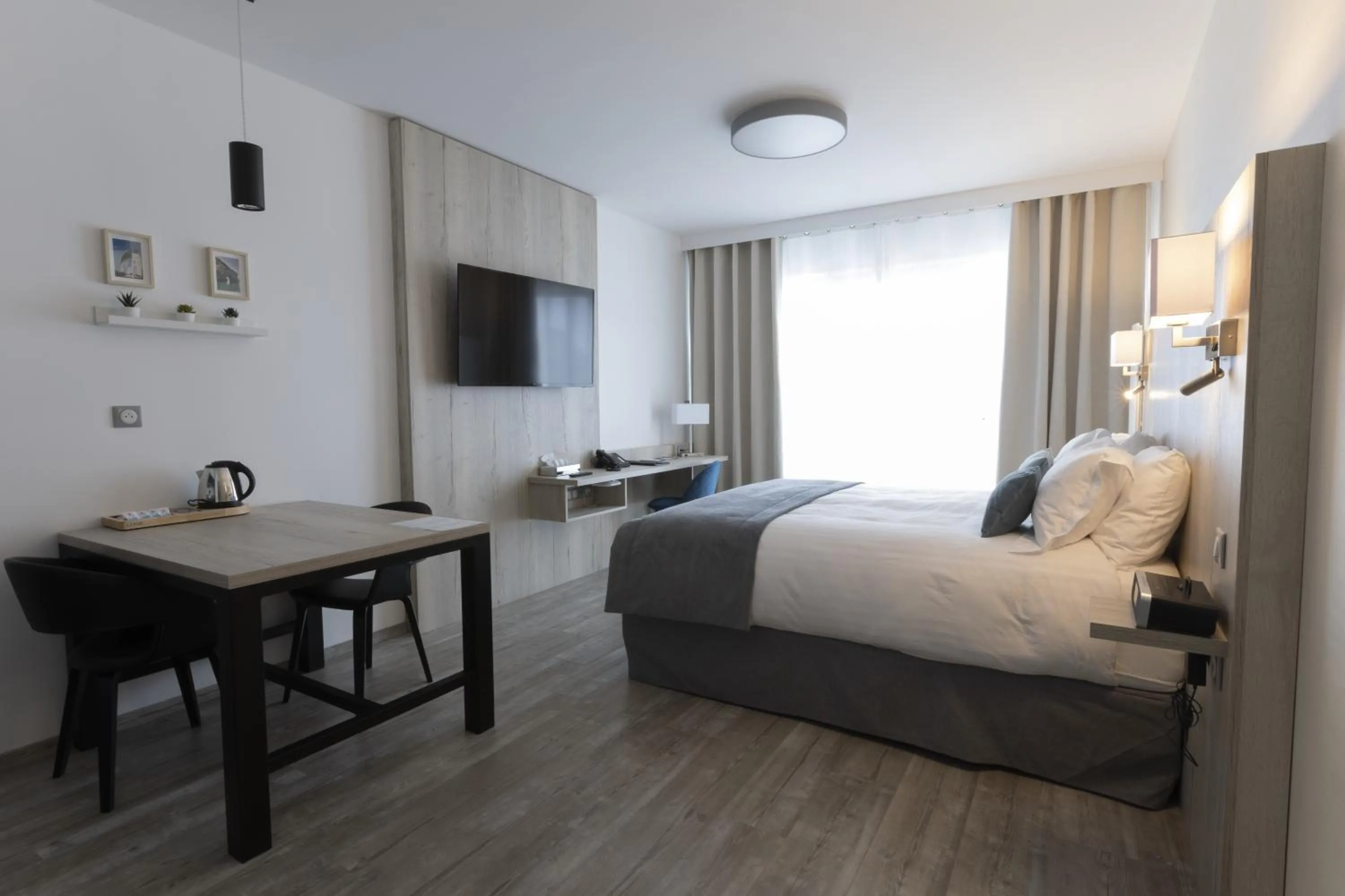 Photo of the whole room, Bed in Les Terrasses du Port