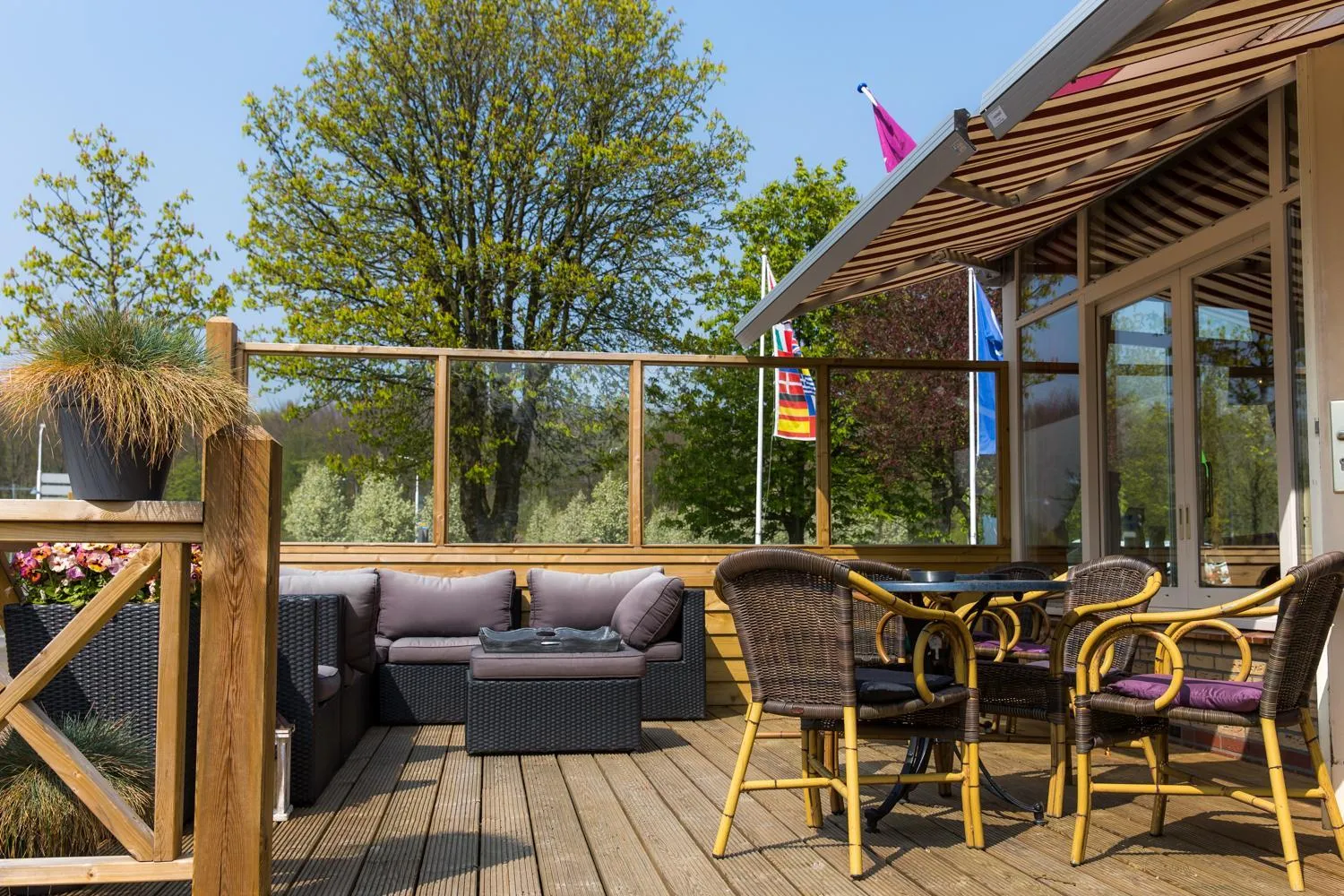 Patio in Hotel and Restaurant van Saaze