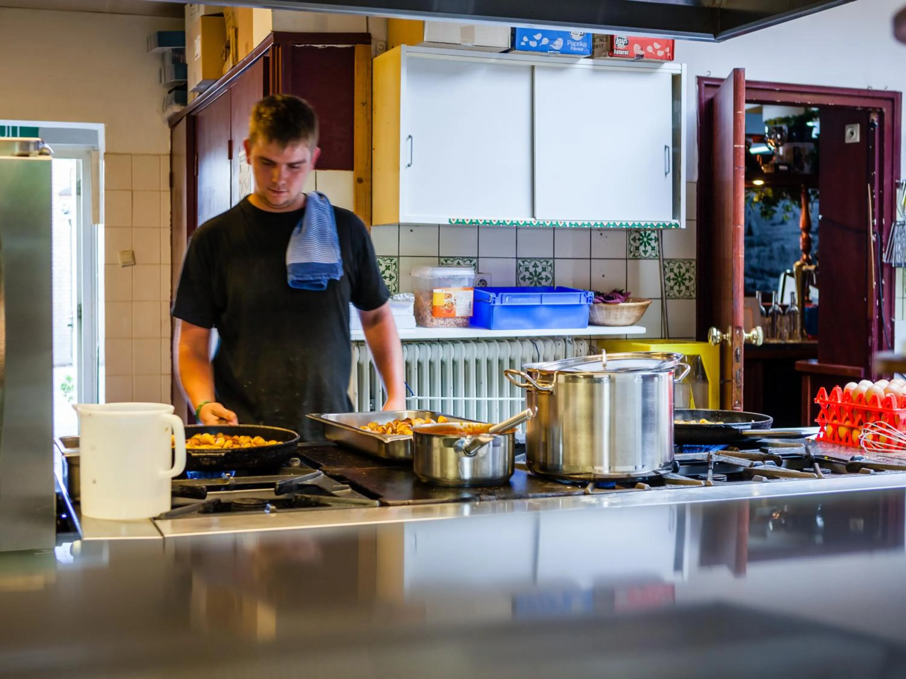 Kitchen or kitchenette in Hotel and Restaurant van Saaze