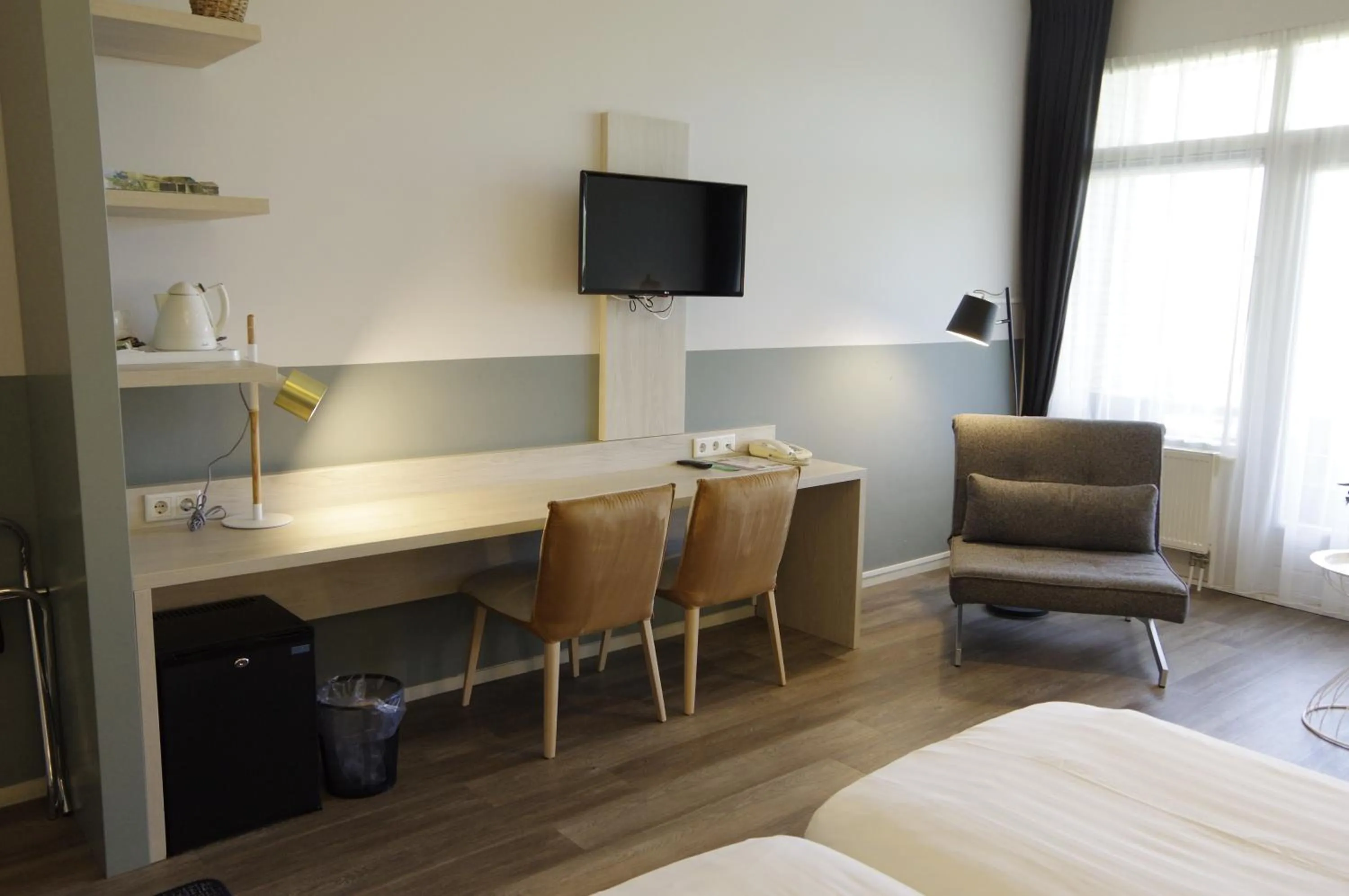 Seating area, Bed in Hotel and Restaurant van Saaze