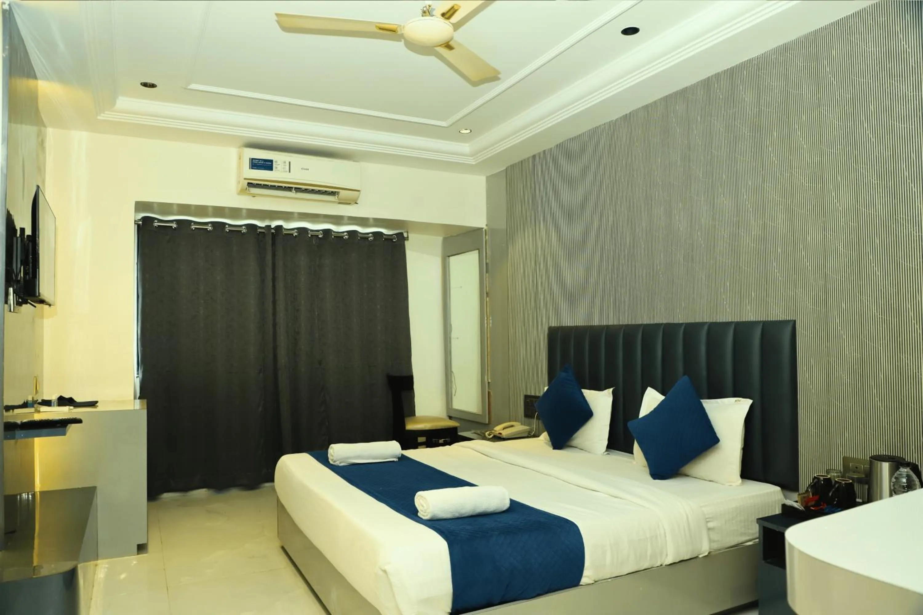 Bed in Hotel Shirdi Park Inn 80 Meters From Sai Samadhi Temple