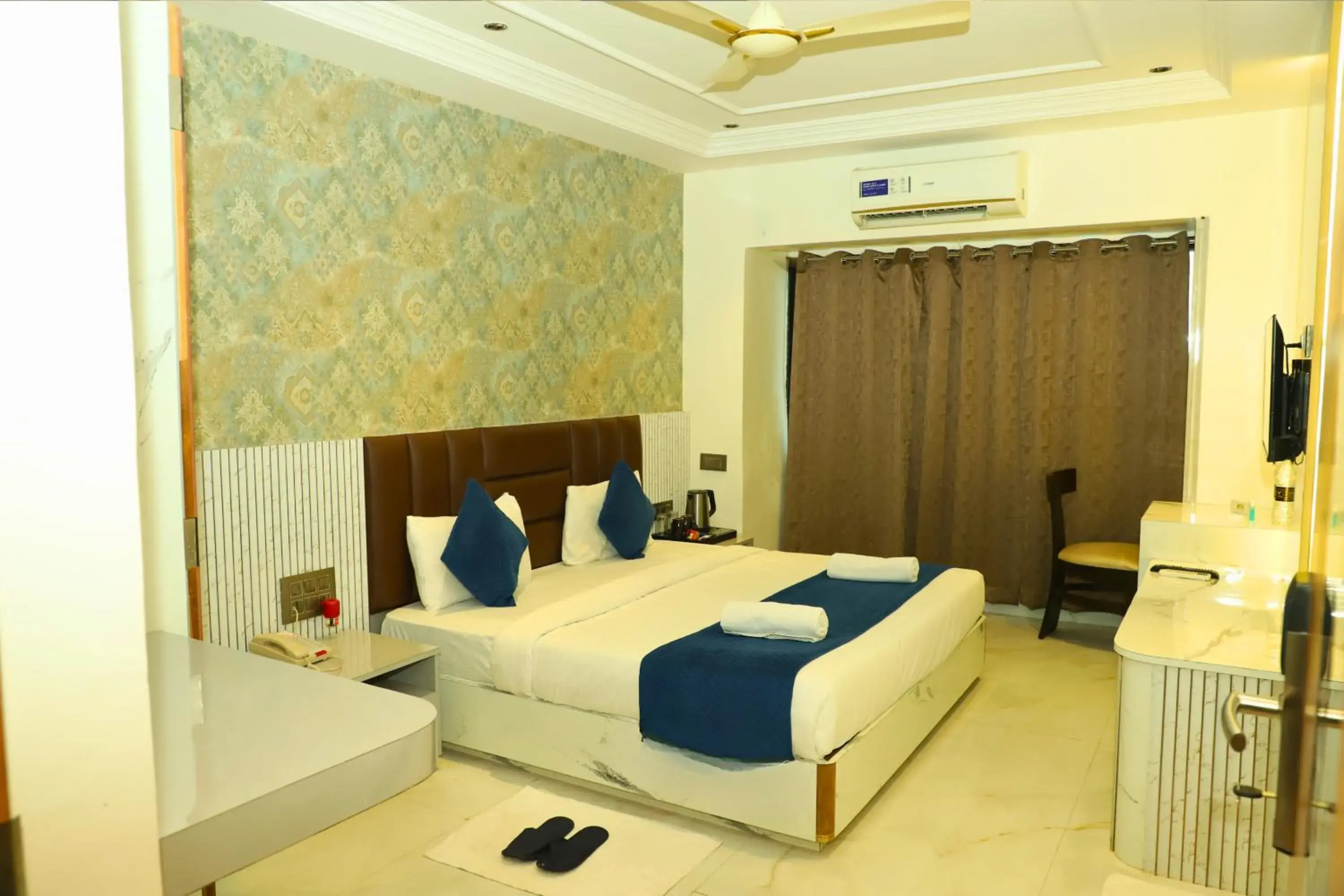 Superior King Room in Hotel Shirdi Park Inn 80 Meters From Sai Samadhi Temple Superior King Room in Hotel Shirdi Park Inn 80 Meters From Sai Samadhi Temple