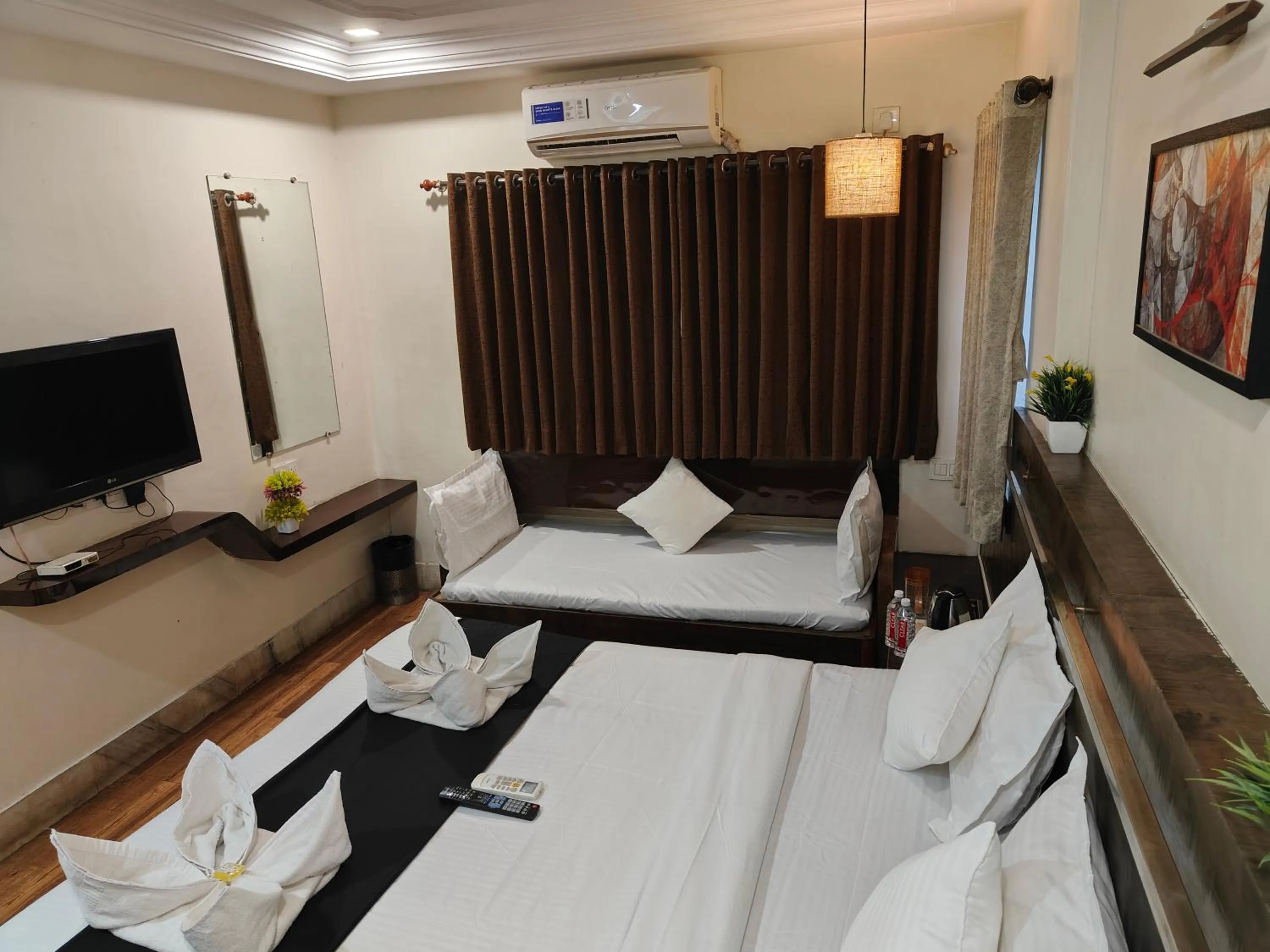 Bed in Hotel Shirdi Park Inn 80 Meters From Sai Samadhi Temple