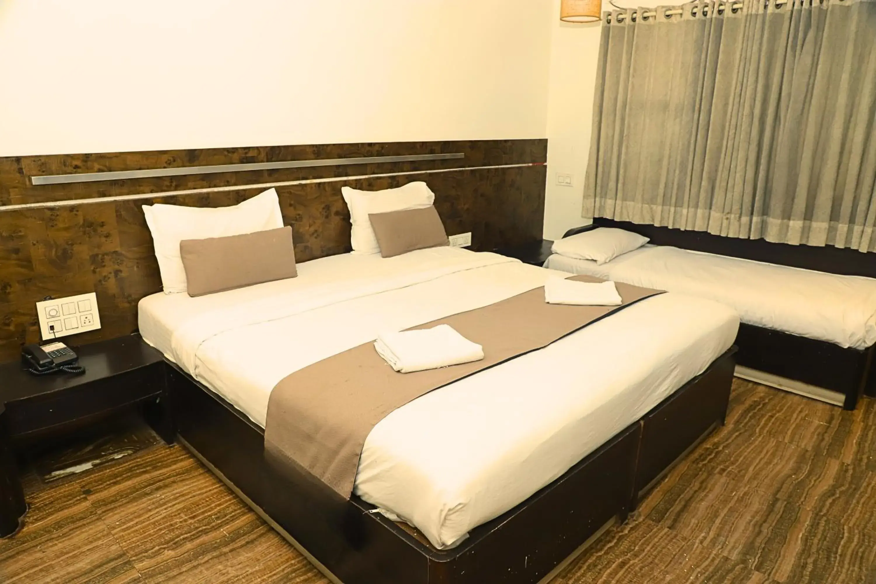Standard Double Room with Fan in Hotel Shirdi Park Inn 80 Meters From Sai Samadhi Temple Standard Double Room with Fan in Hotel Shirdi Park Inn 80 Meters From Sai Samadhi Temple